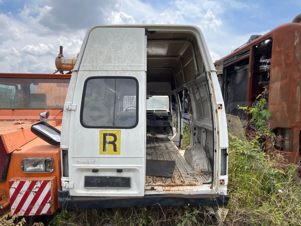 Ford Transit 150S/ Euro 1 - 59 Kw - 4,616 Mt - rear hatch closed