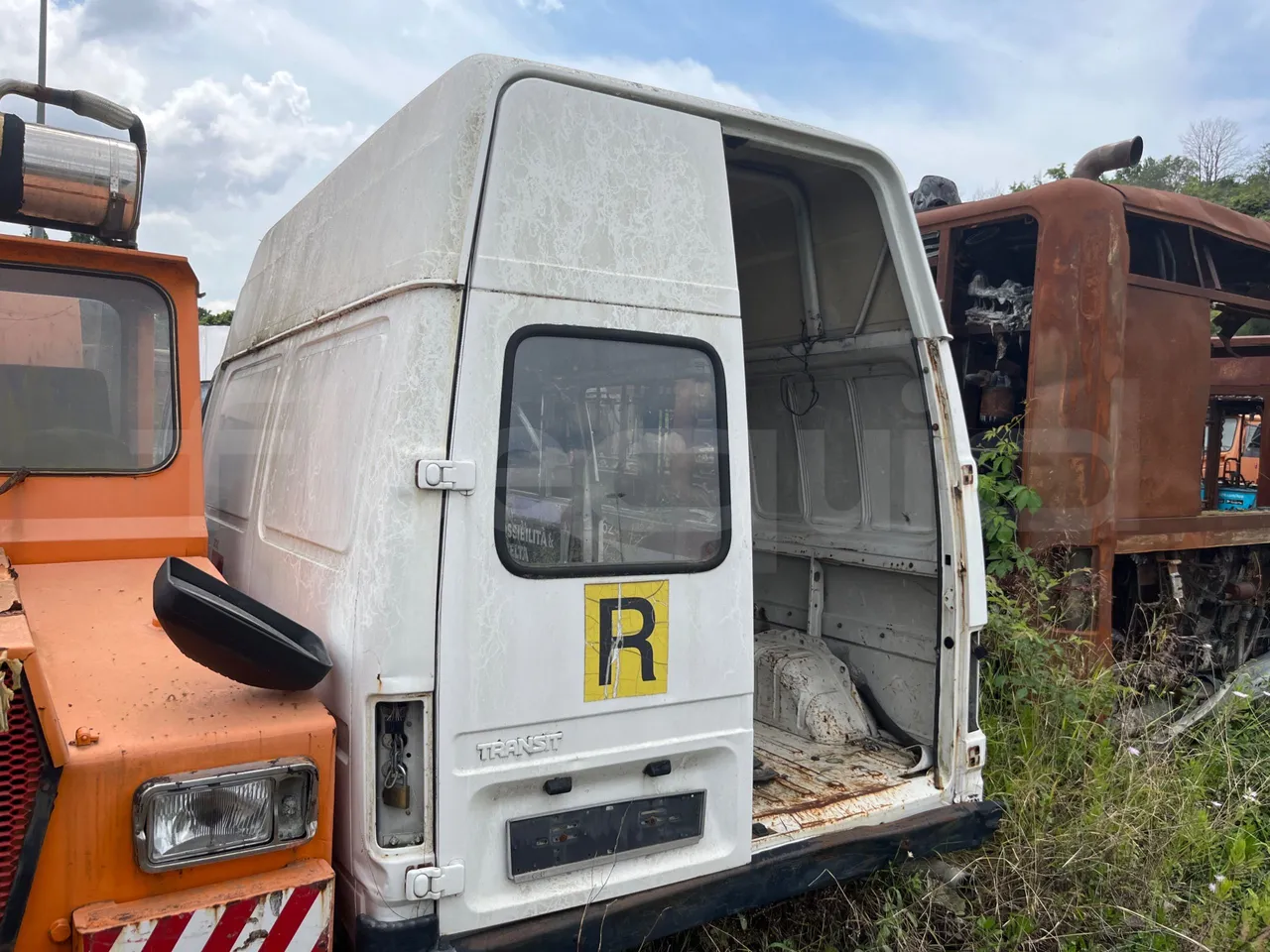 Ford Transit 150S/ Euro 1 - 59 Kw - 4,616 Mt - left side photo