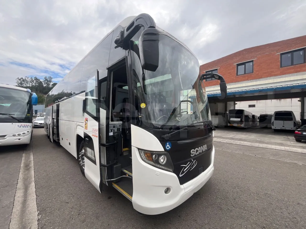 Scania Touring HD 3A8T33A - EUR6 - 331kW - 13.7m - 3/4 right front doors open