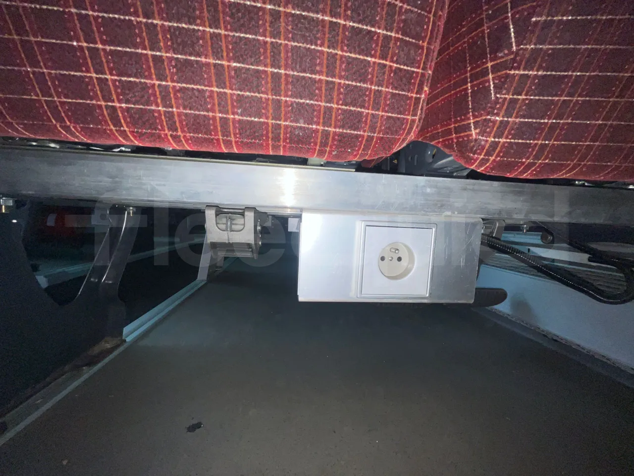 Scania Touring HD 3A8T33A - EUR6 - 331kW - 13.7m - usb charging detail