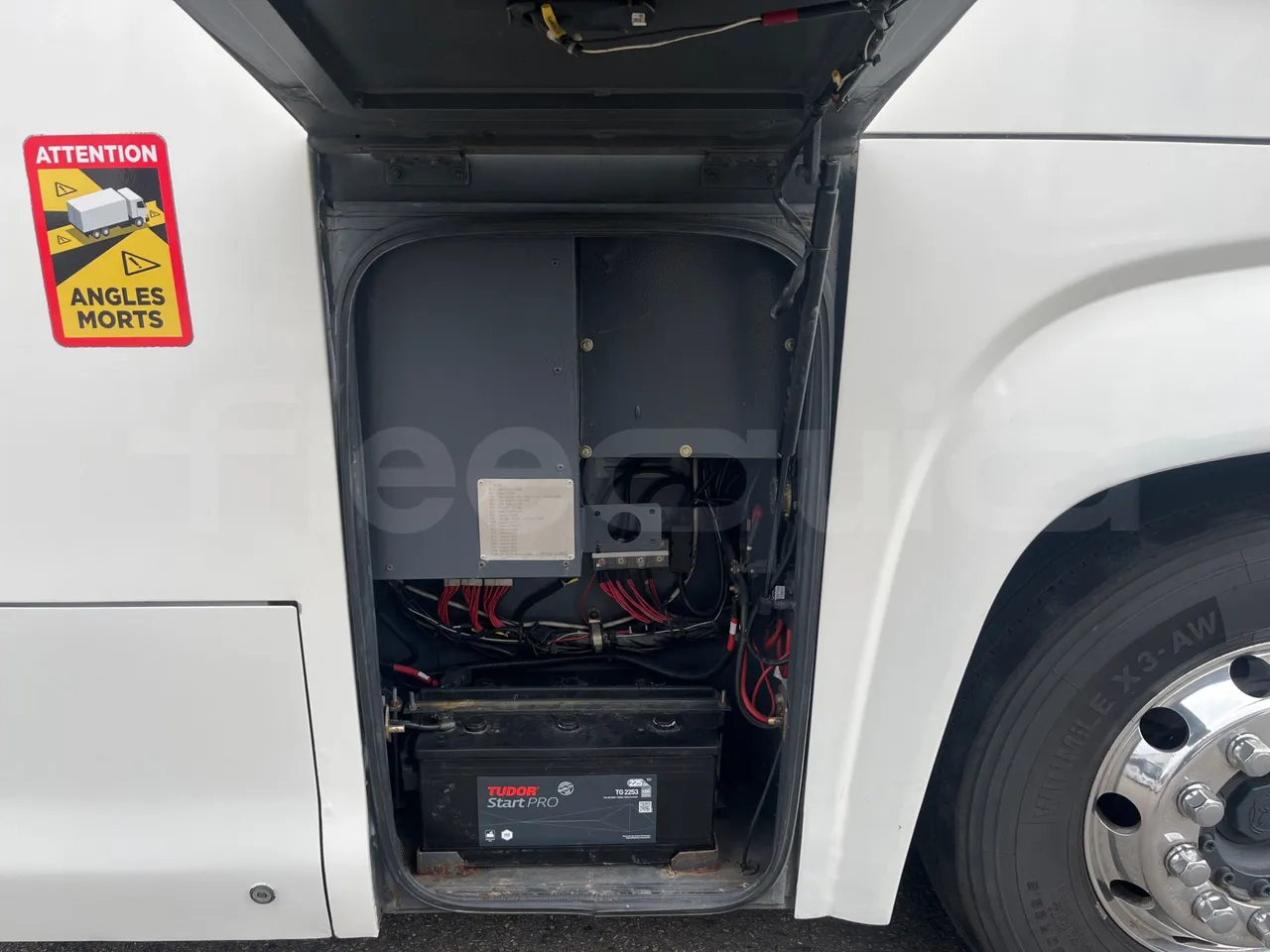 Scania Touring HD 3A8T33A - EUR6 - 331kW - 13.7m - external compartments photo