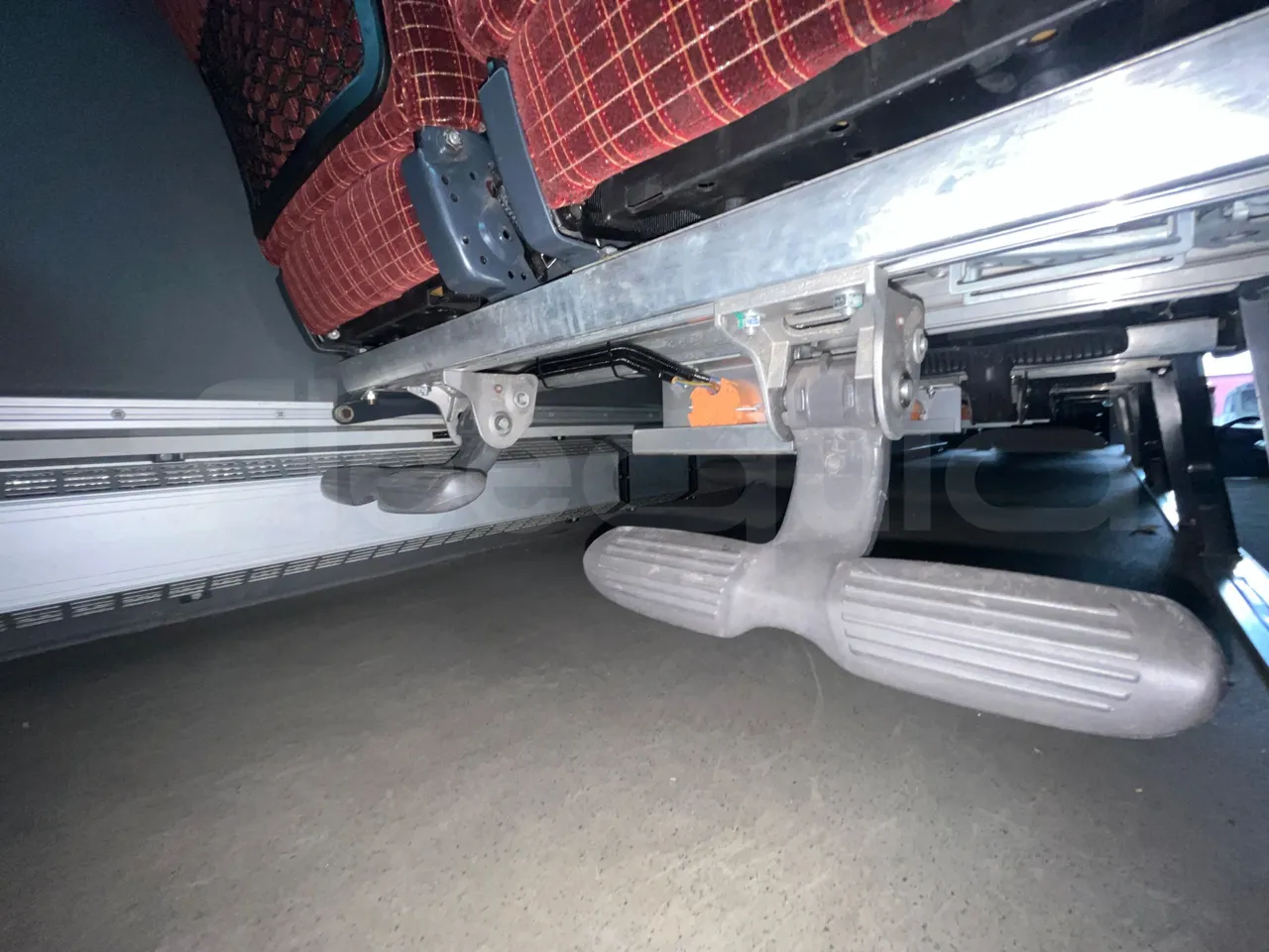 Scania Touring HD 3A8T33A - EUR6 - 331kW - 13.7m - footrest detail photo