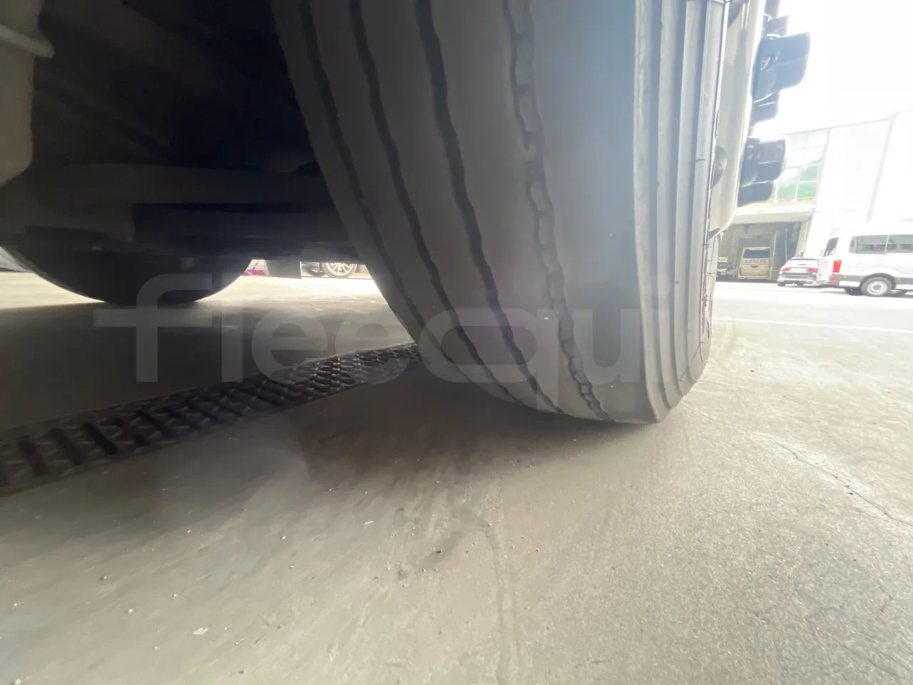 Scania Touring HD 3A8T33A - EUR6 - 331kW - 13.7m - tread condition front tires right