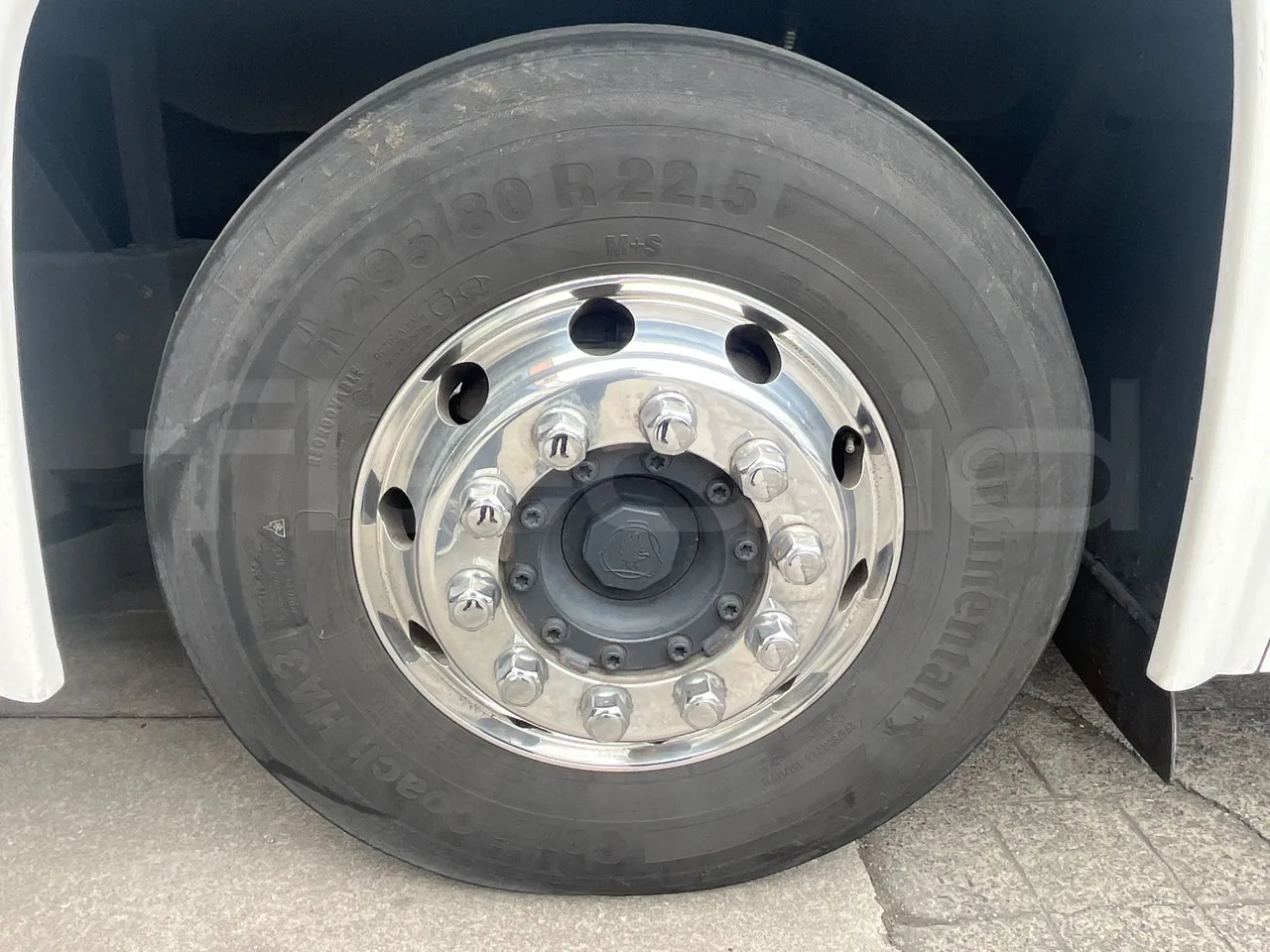 Scania Touring HD 3A8T33A - EUR6 - 331kW - 13.7m - tread condition second axle tires right
