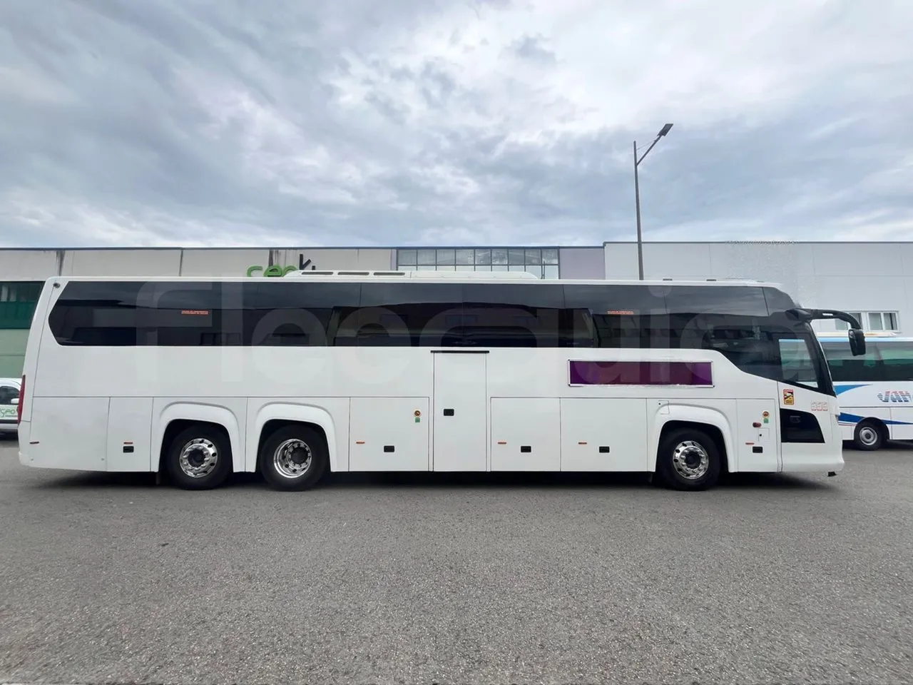 Scania Touring HD 3A8T33A - EUR6 - 331kW - 13.7m - right side doors closed