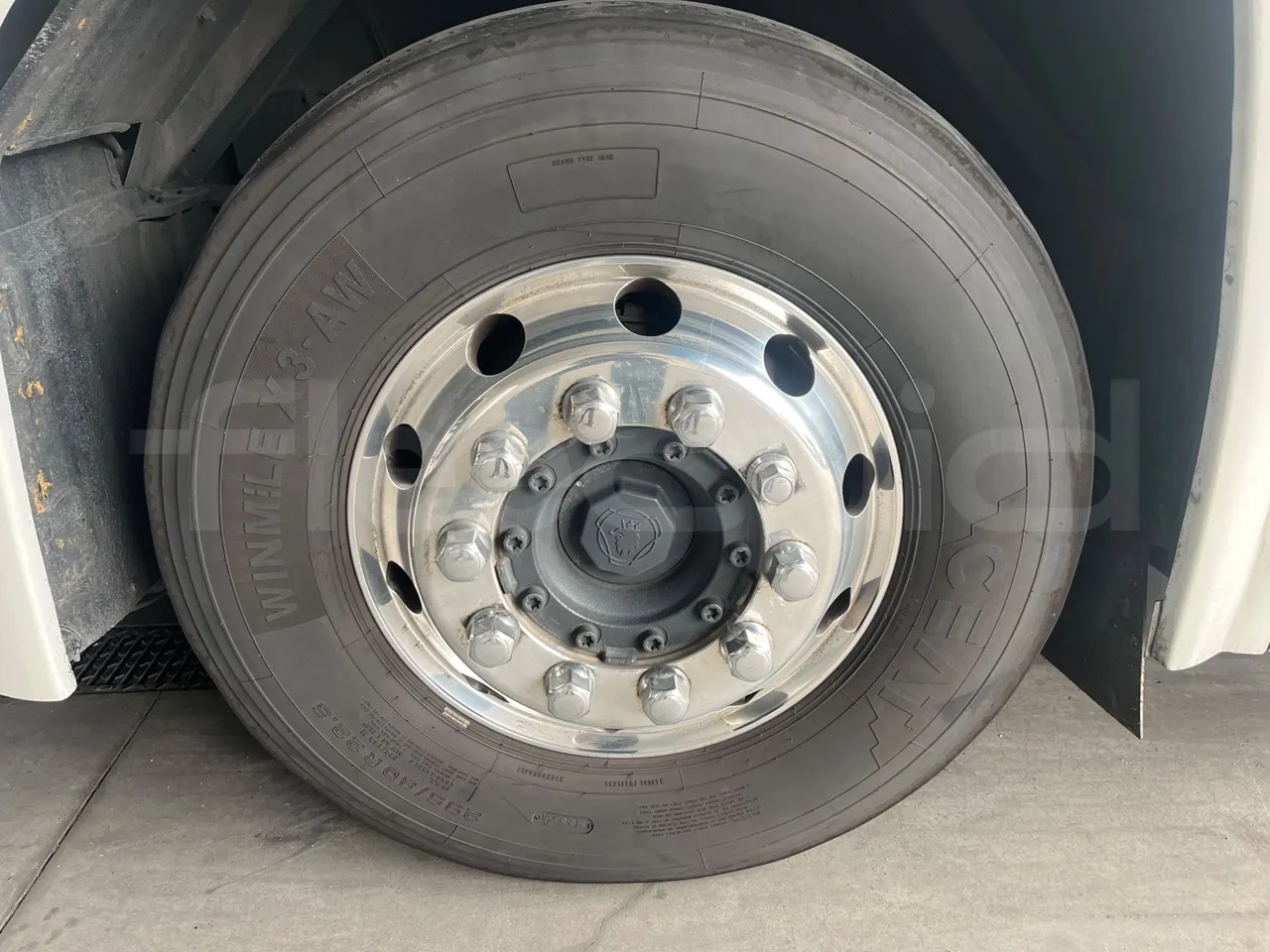 Scania Touring HD 3A8T33A - EUR6 - 331kW - 13.7m - front left tire measurements