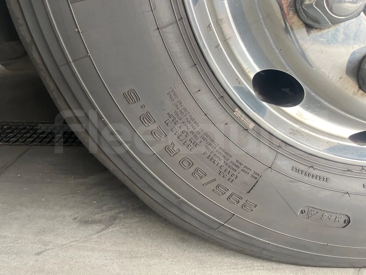 Scania Touring HD 3A8T33A - EUR6 - 331kW - 13.7m - rear left tire photo