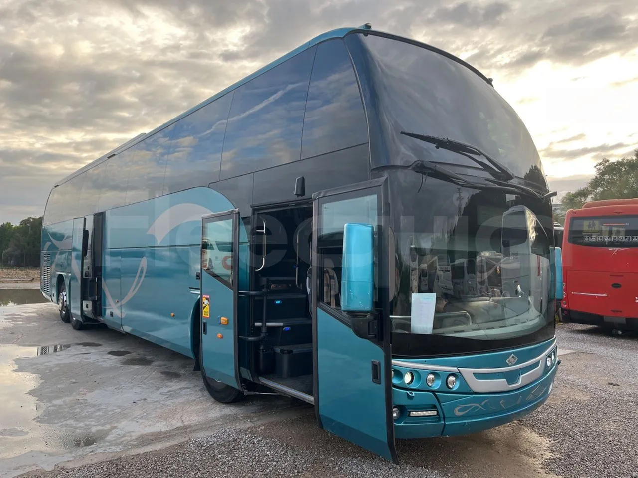 Beulas Man Glory B3RJ - Euro6 - 338kW - 14.600mt - 3/4 right front doors open