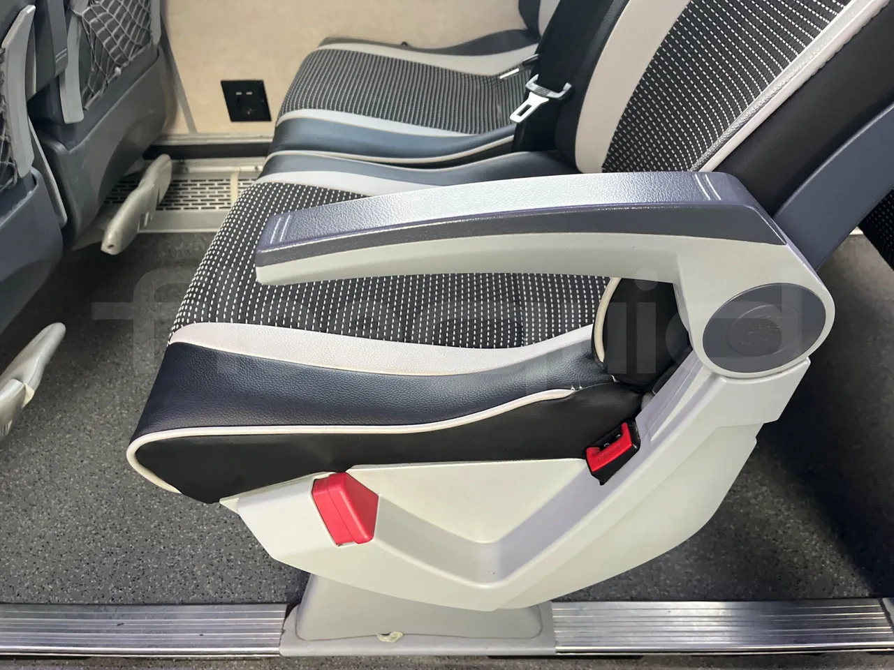 Beulas Man Glory B3RJ - Euro6 - 338kW - 14.600mt - armrest detail photo