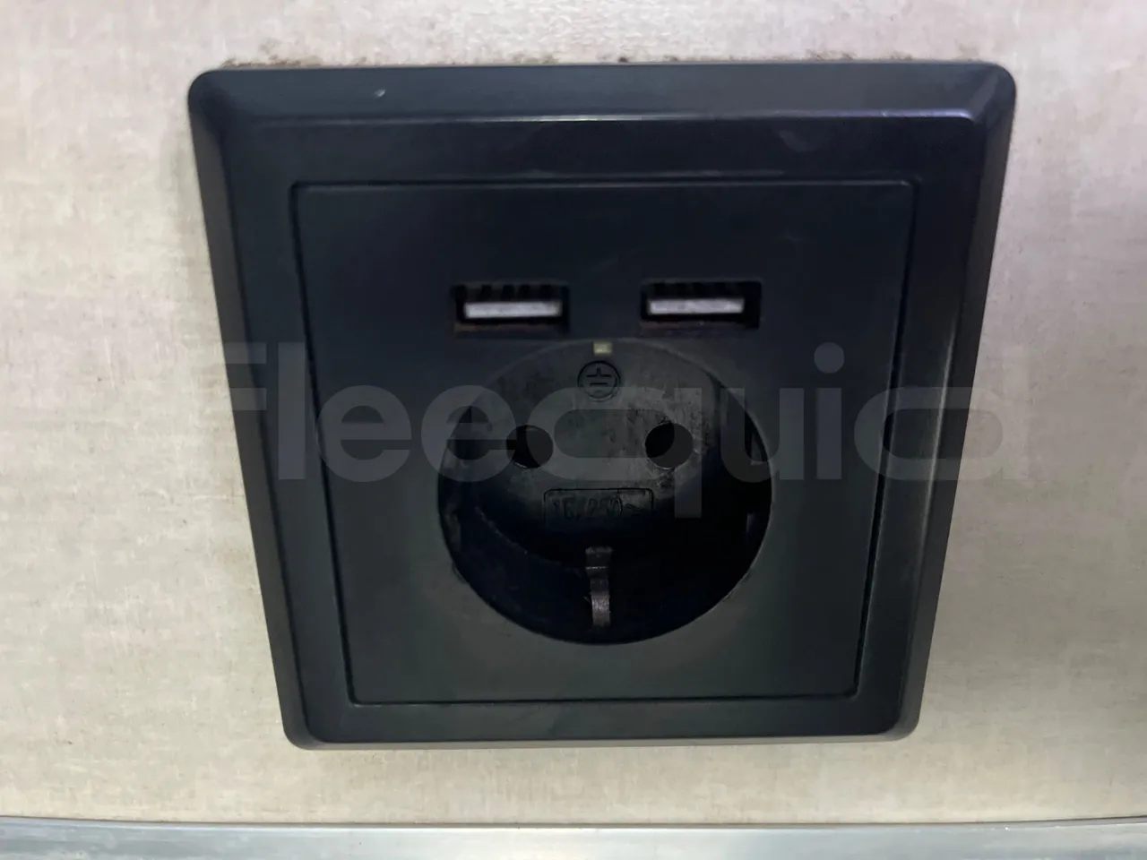 Beulas Man Glory B3RJ - Euro6 - 338kW - 14.600mt - usb charging detail