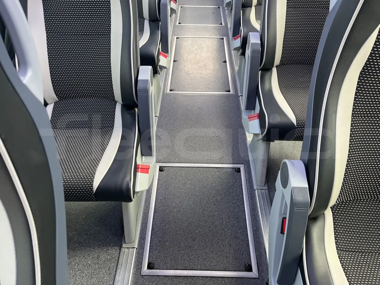 Beulas Man Glory B3RJ - Euro6 - 338kW - 14.600mt - floor hatches photo