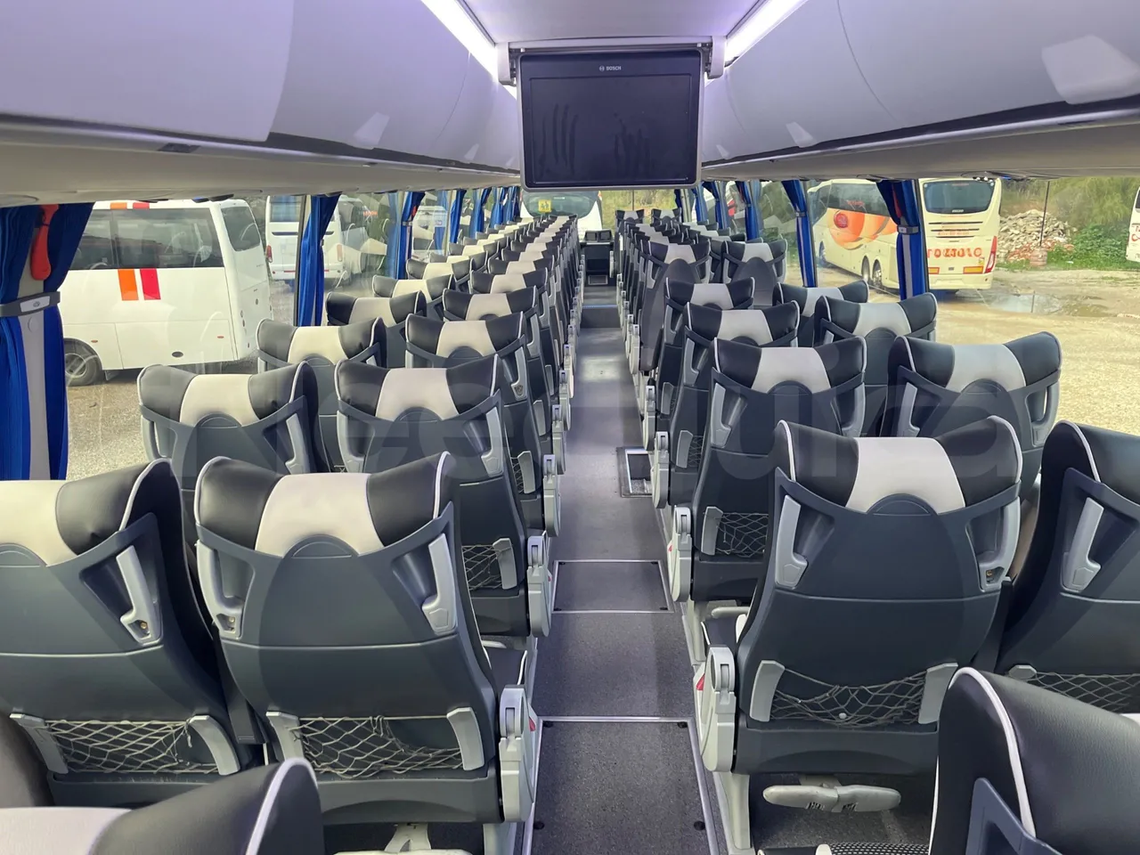 Beulas Man Glory B3RJ - Euro6 - 338kW - 14.600mt - forward view middle aisle