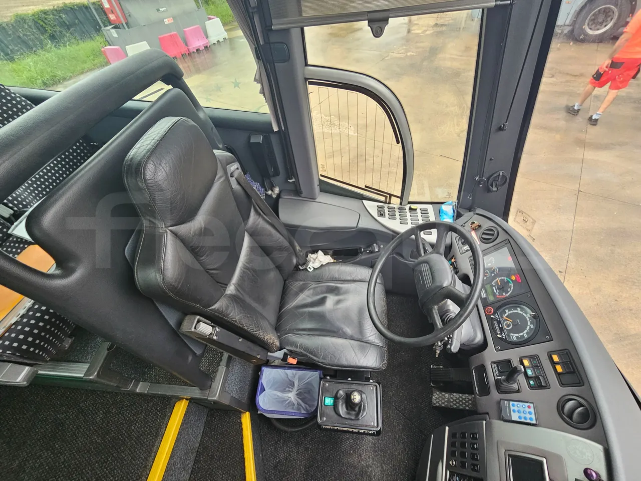 Scania Irizar K124EB-6X2/ Euro 3 - 309 Kw - 12.85 Mt - driver's seat photo