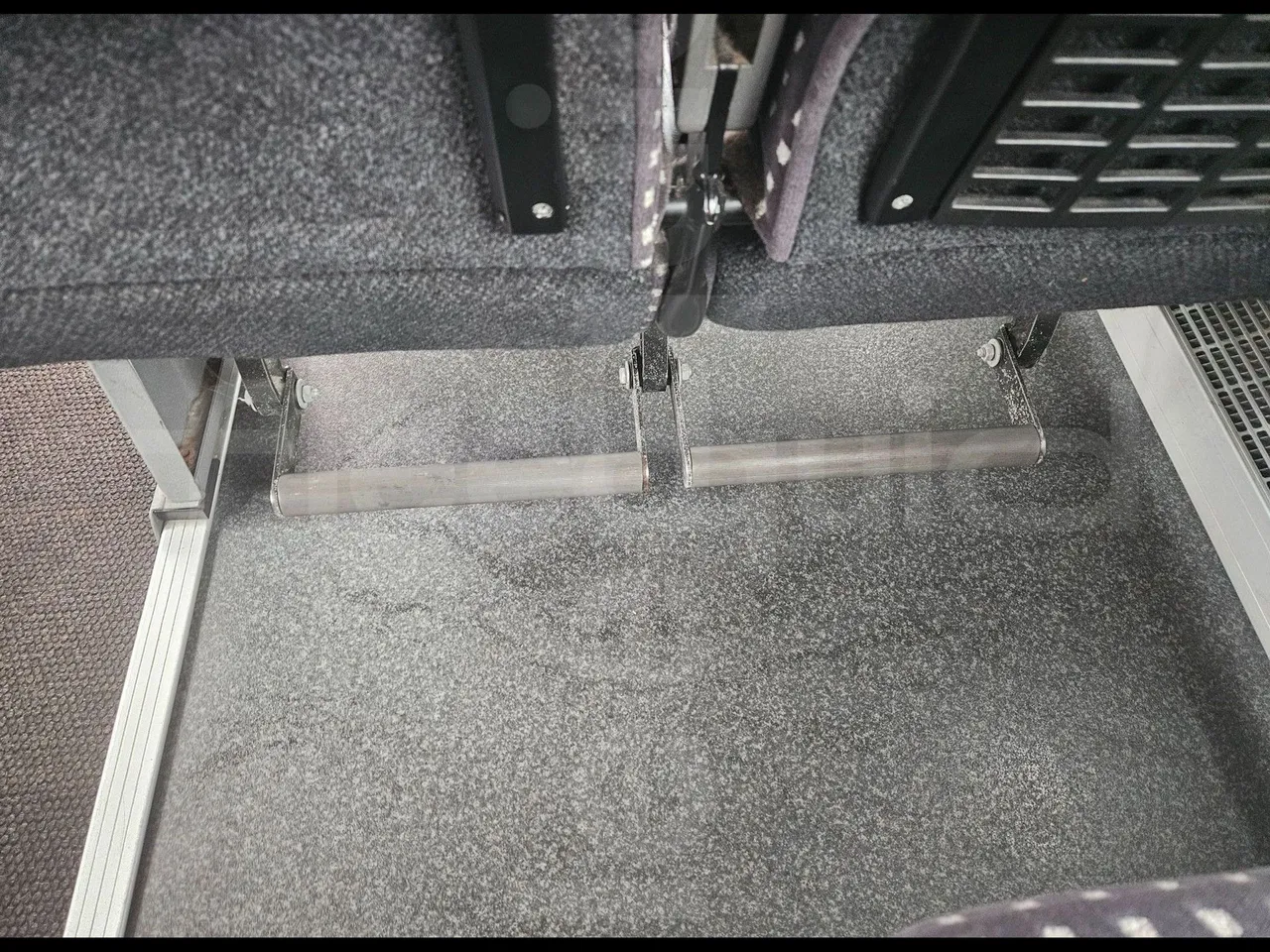 Scania Irizar K124EB-6X2/ Euro 3 - 309 Kw - 12.85 Mt - footrest detail photo