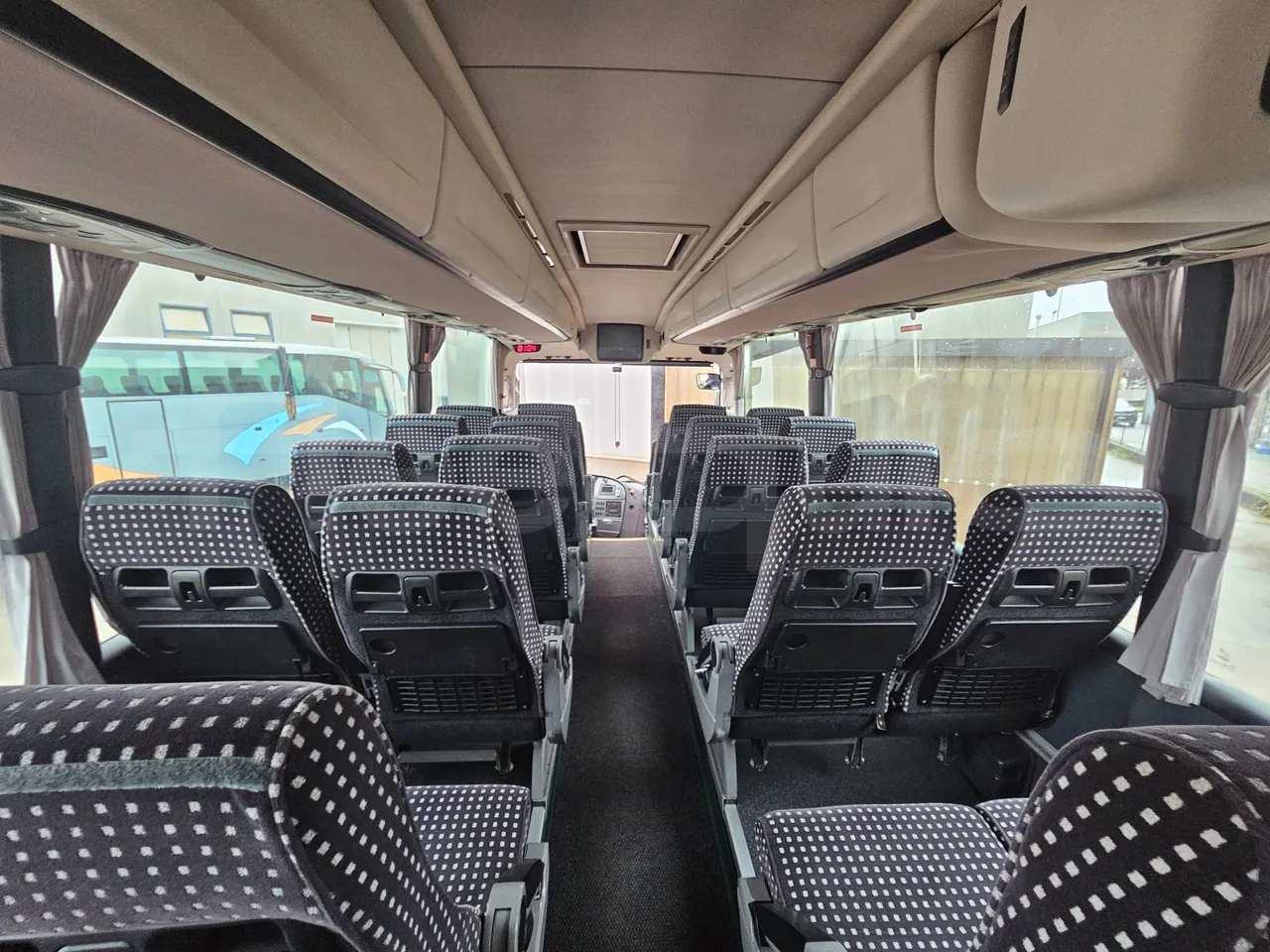 Scania Irizar K124EB-6X2/ Euro 3 - 309 Kw - 12.85 Mt - forward view middle aisle
