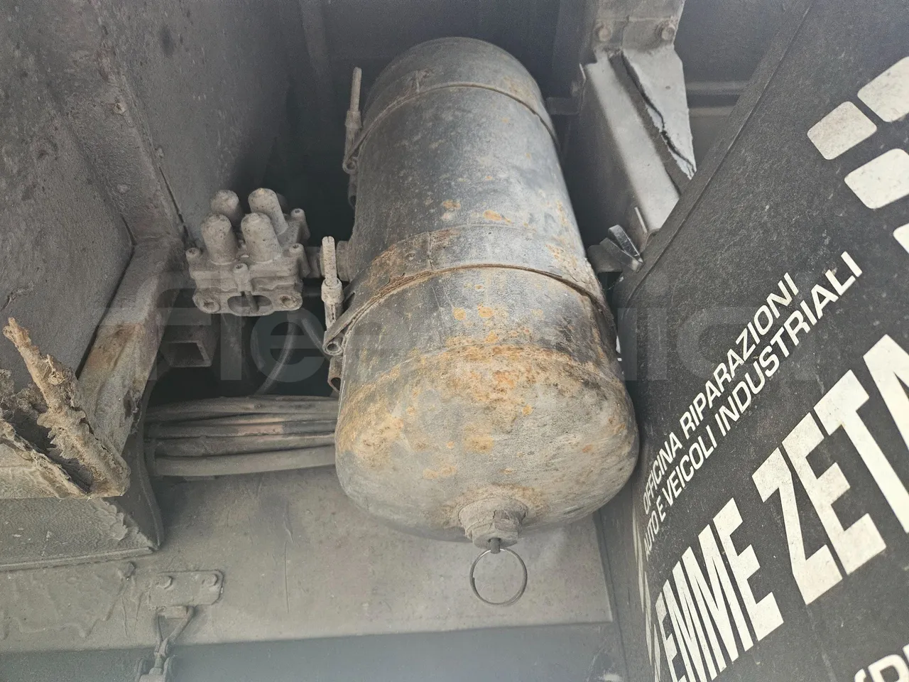 Scania Irizar K124EB-6X2/ Euro 3 - 309 Kw - 12.85 Mt - axle 3 air springs 1 right