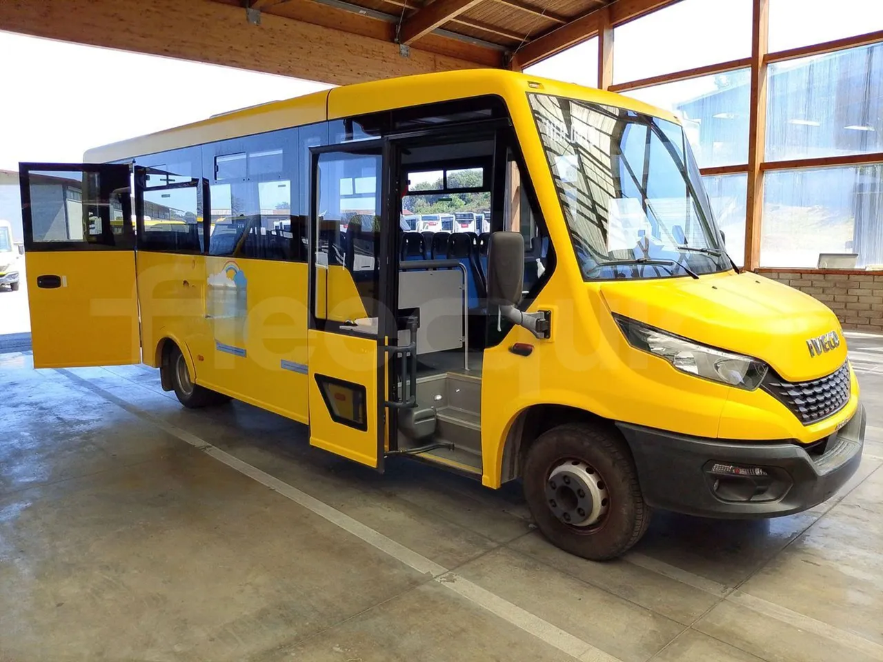 Iveco Indcar WGIVMY11 MOBI SCUOLABUS - EUR6 - 100Kw - 8,592m - 3/4 right front doors open