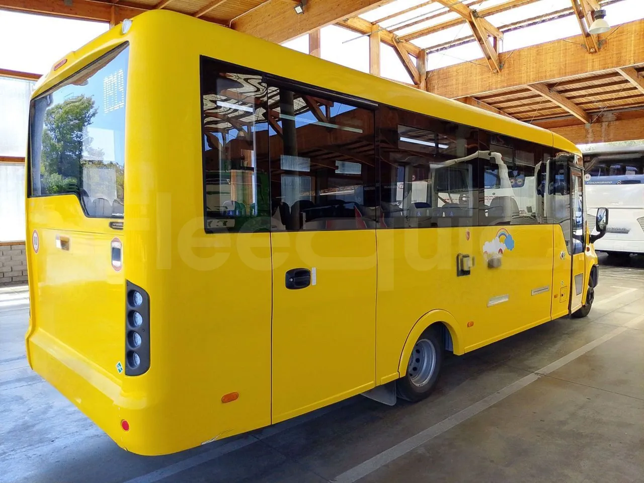 Iveco Indcar WGIVMY11 MOBI SCUOLABUS - EUR6 - 100Kw - 8,592m - 3/4 right rear doors closed