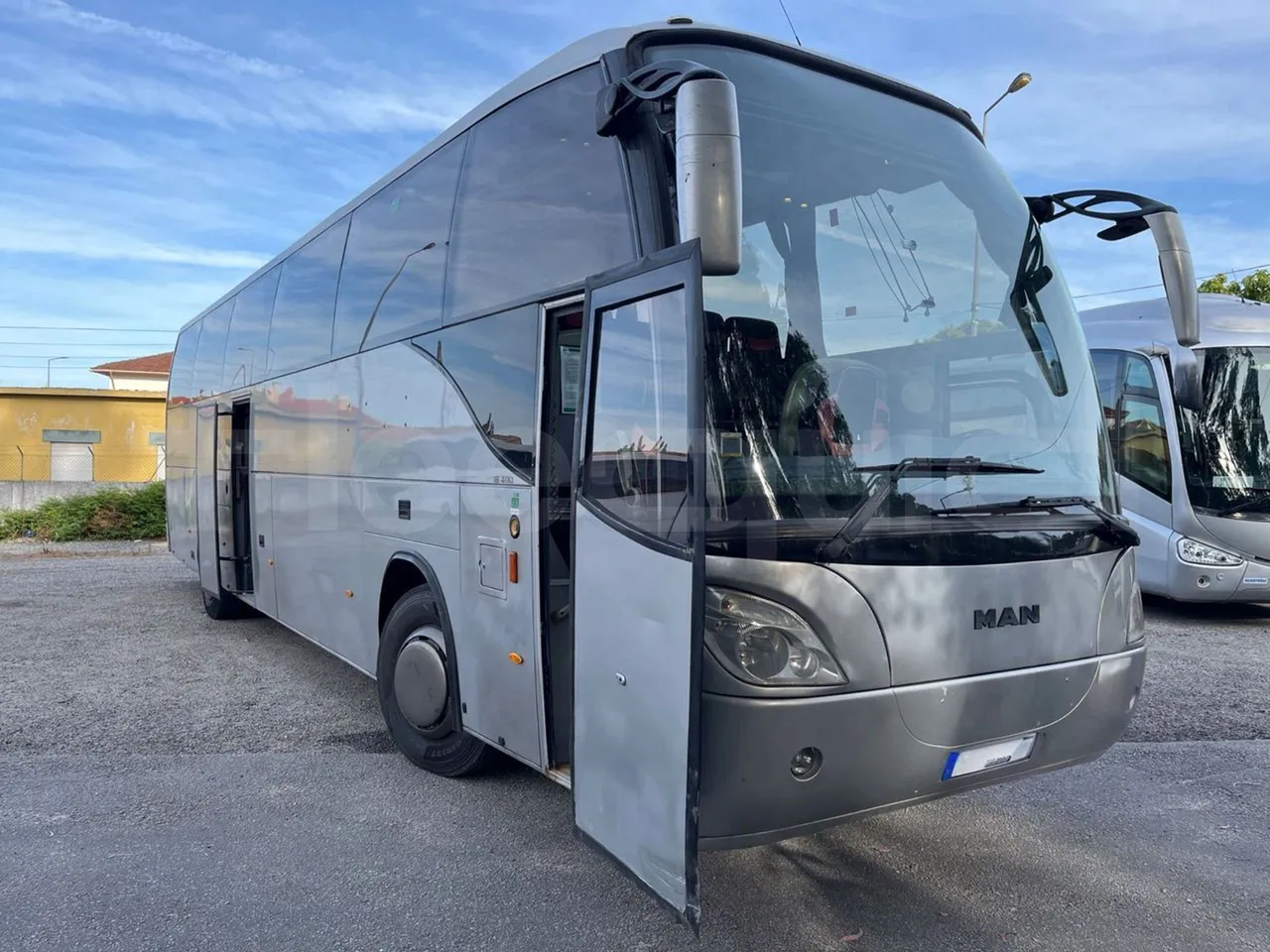 Man 18.400 HOCL 18.400 HOCL-E4-ERA(R33) - Euro4 - 294kW - 13mt - 3/4 right front doors open