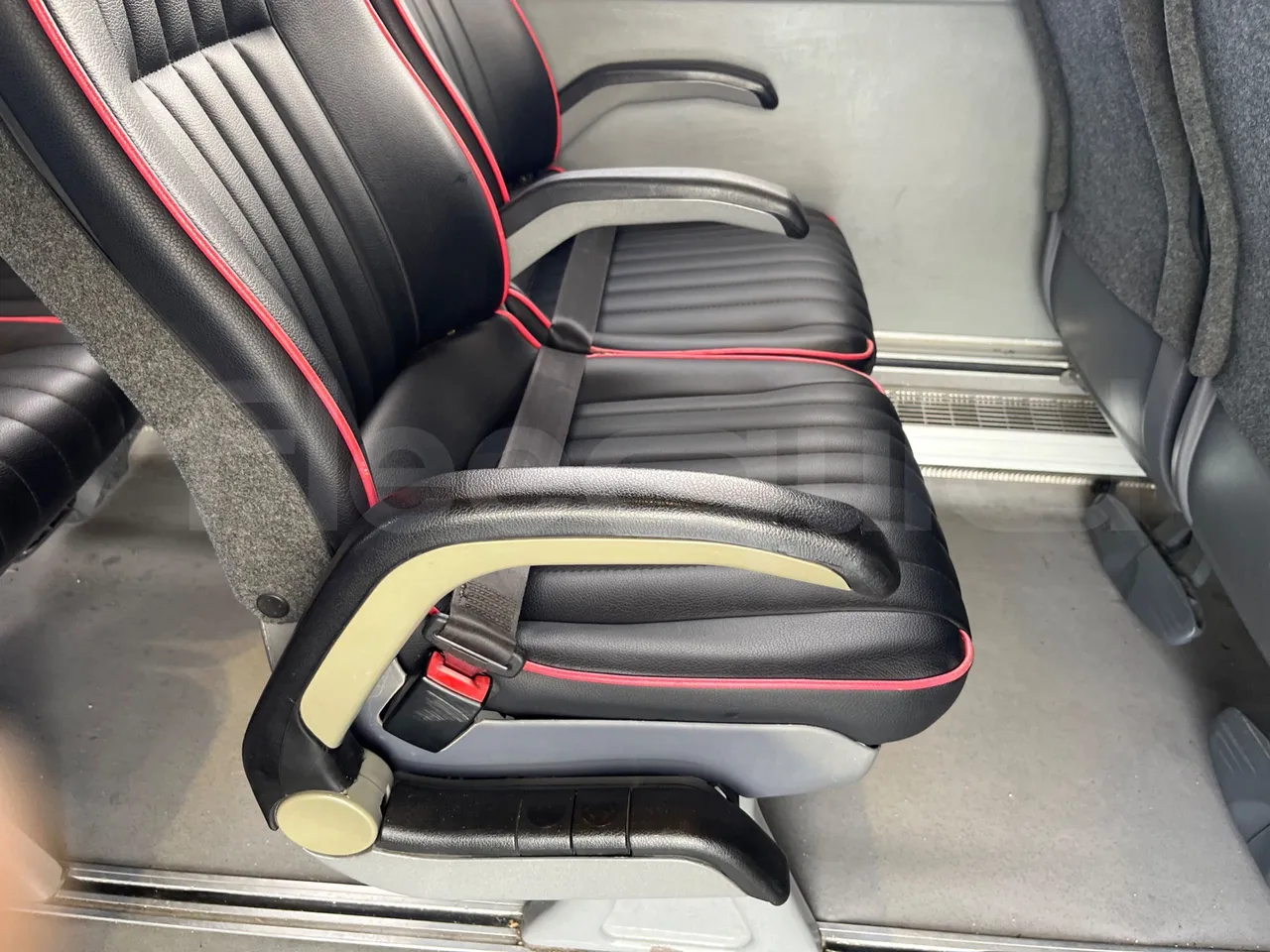 Man 18.400 HOCL 18.400 HOCL-E4-ERA(R33) - Euro4 - 294kW - 13mt - armrest detail photo
