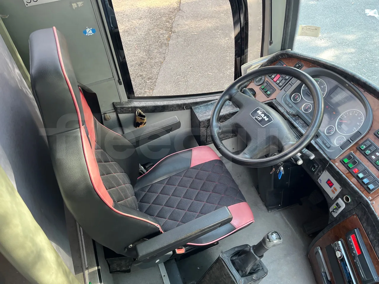 Man 18.400 HOCL 18.400 HOCL-E4-ERA(R33) - Euro4 - 294kW - 13mt - driver's seat photo