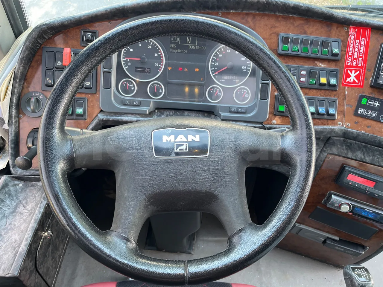 Man 18.400 HOCL 18.400 HOCL-E4-ERA(R33) - Euro4 - 294kW - 13mt - steering wheel photo