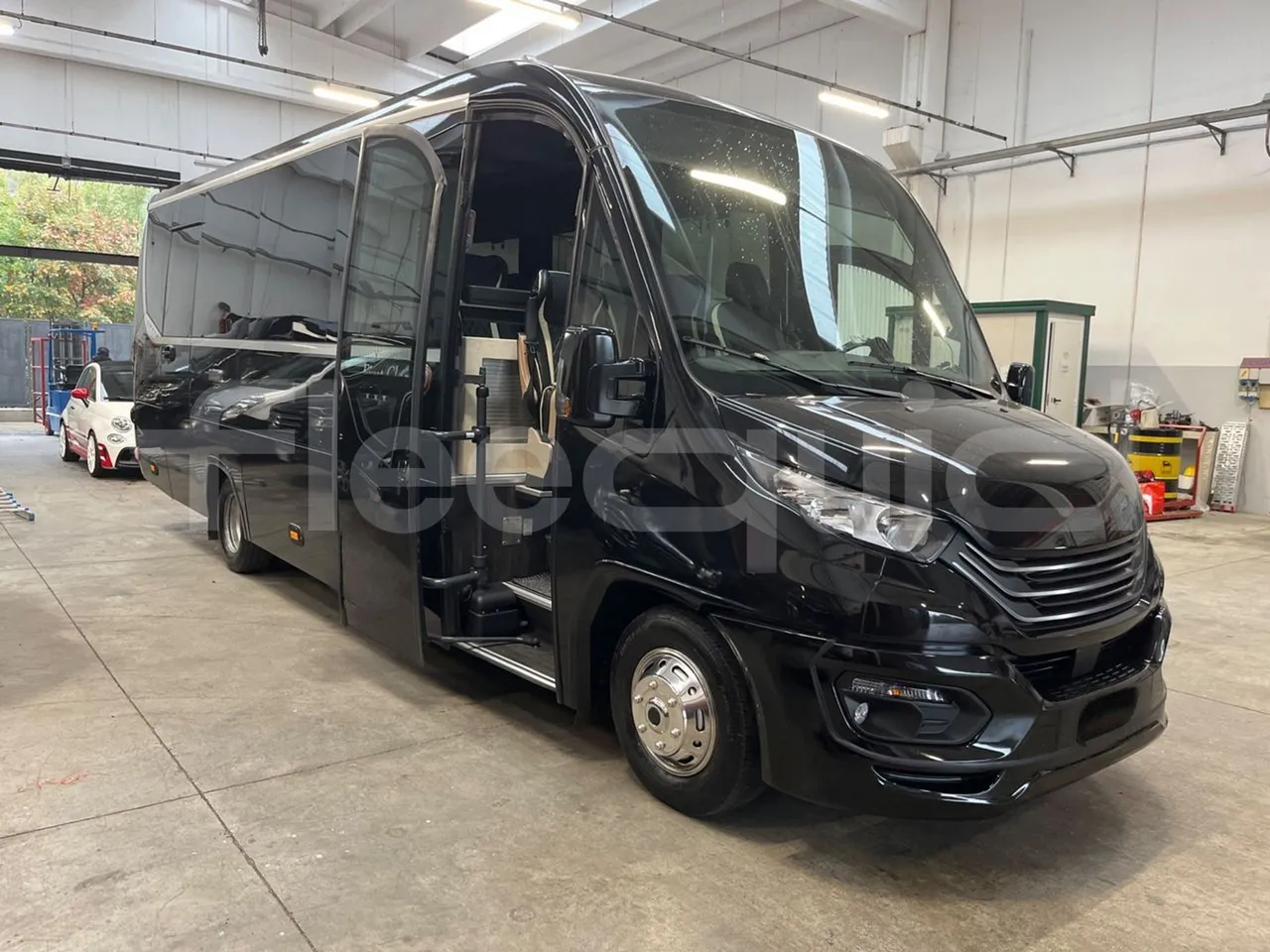 Iveco Daily 70C21/ Euro 6 - 152 Kw - 8.5 Mt - 3/4 right front doors open