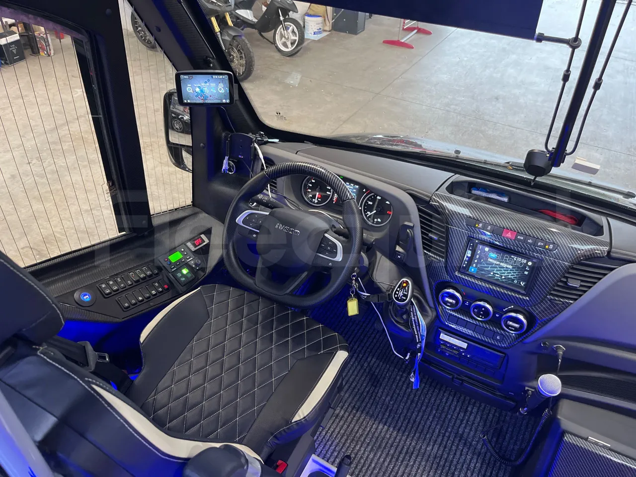 Iveco Daily 70C21/ Euro 6 - 152 Kw - 8.5 Mt - buttons panels on