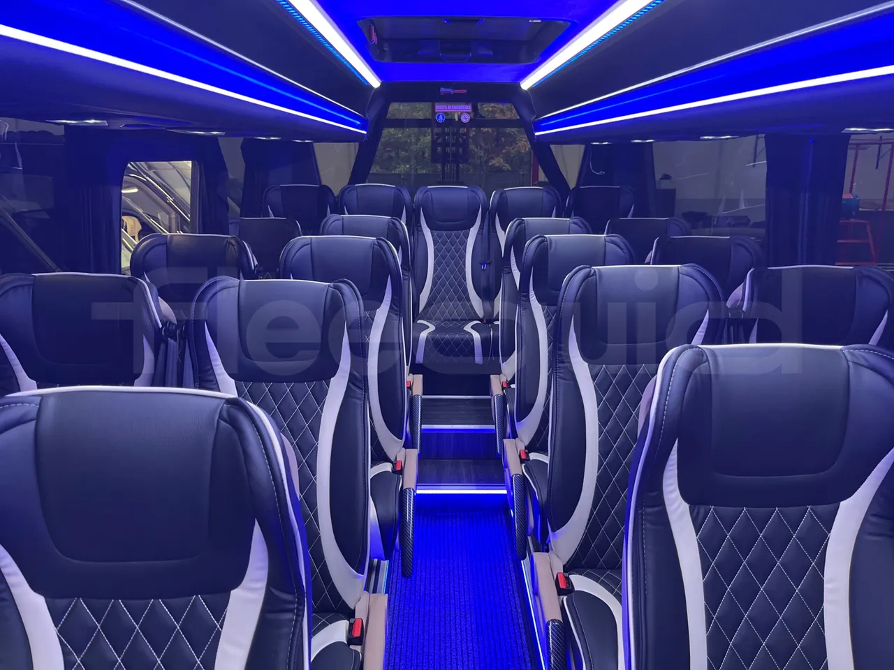 Iveco Daily 70C21/ Euro 6 - 152 Kw - 8.5 Mt - reverse view middle aisle