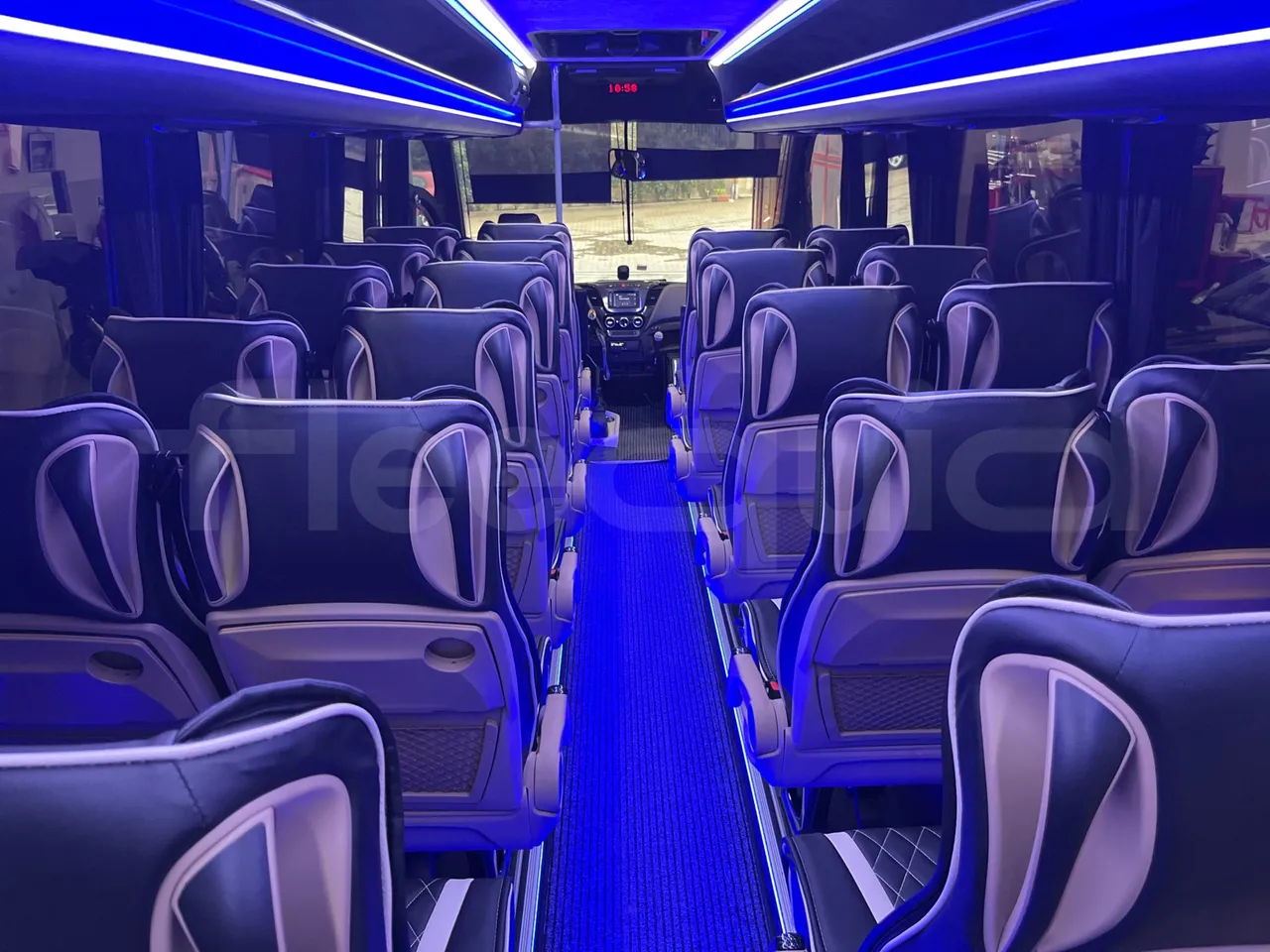 Iveco Daily 70C21/ Euro 6 - 152 Kw - 8.5 Mt - forward view all seats last row height