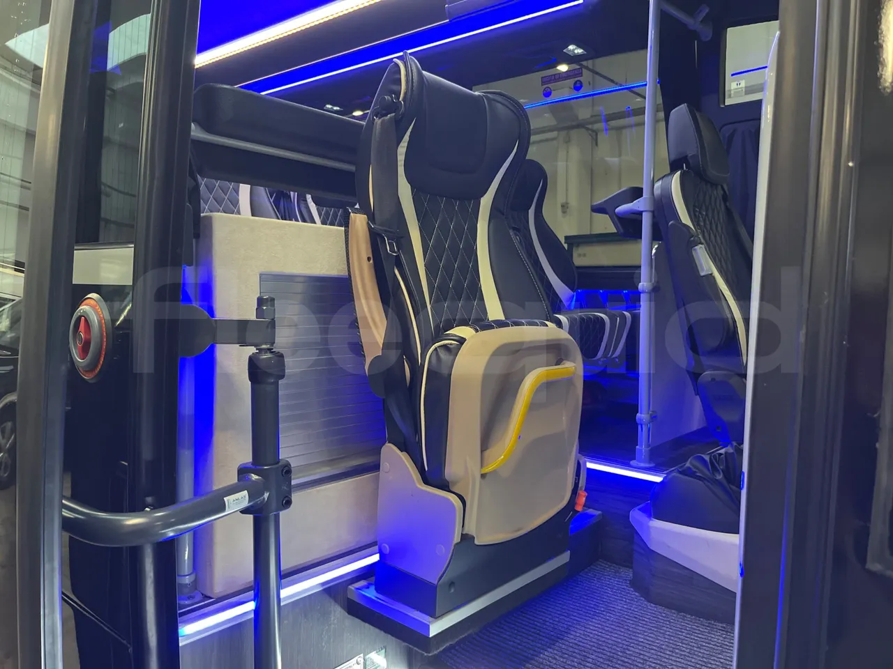 Iveco Daily 70C21/ Euro 6 - 152 Kw - 8.5 Mt - hostess seat photo