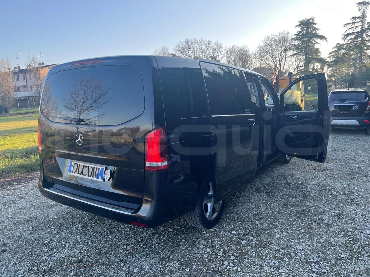Mercedes-Benz Vito - 3/4 right rear doors open