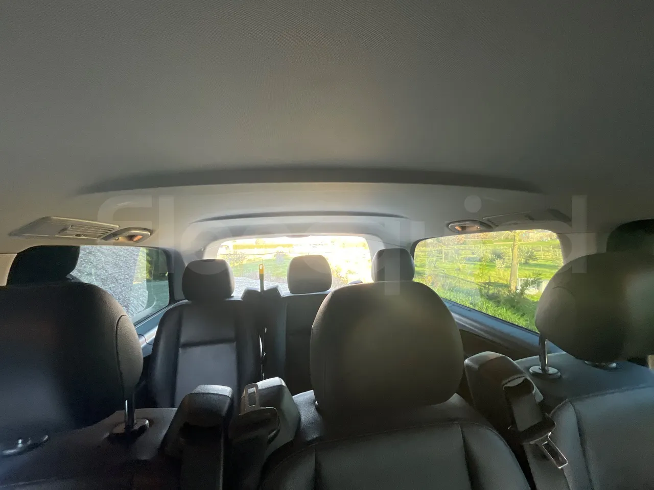 Mercedes-Benz Vito - reverse view middle aisle