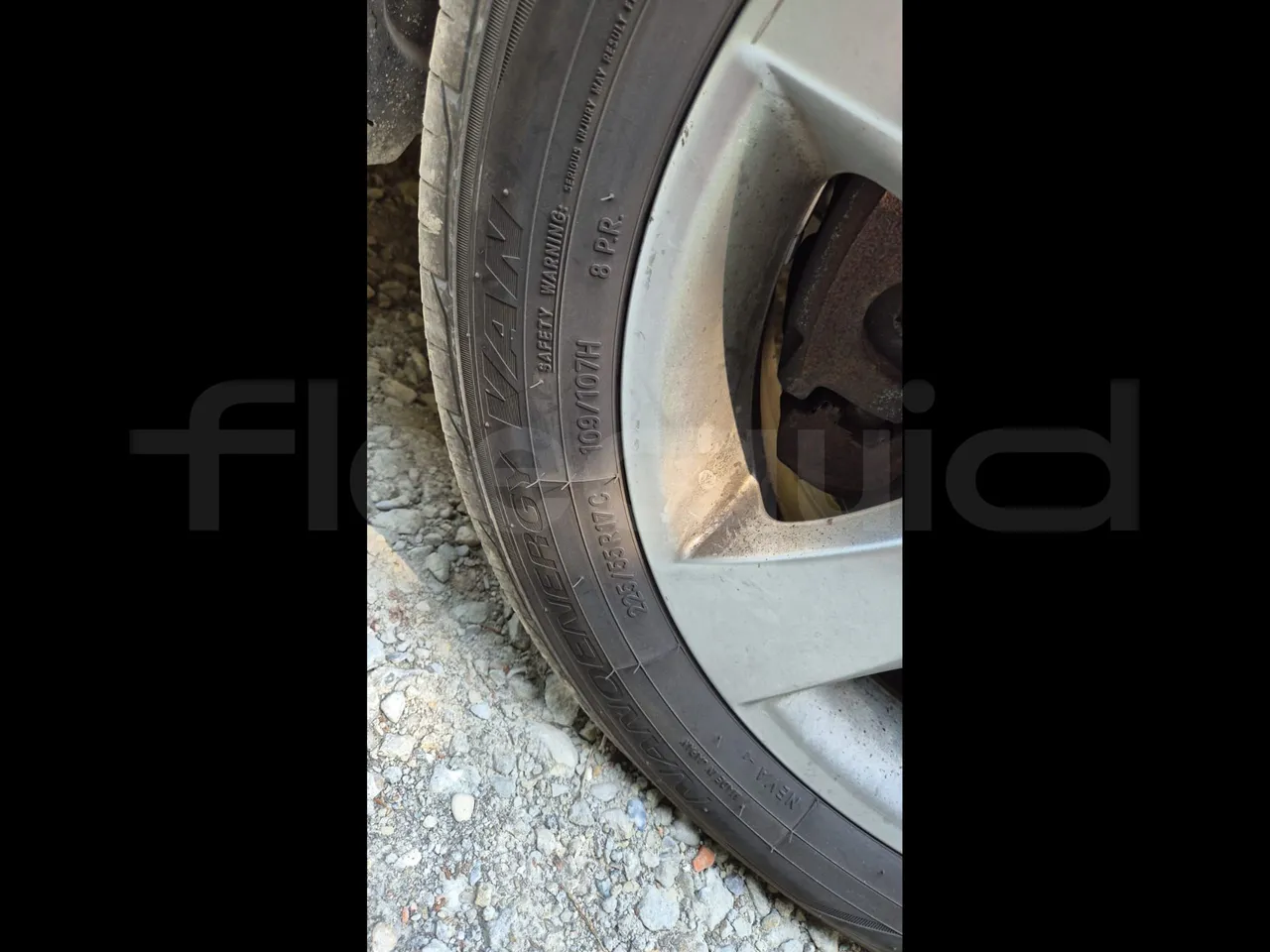 Mercedes-Benz Vito - tread condition front tires right