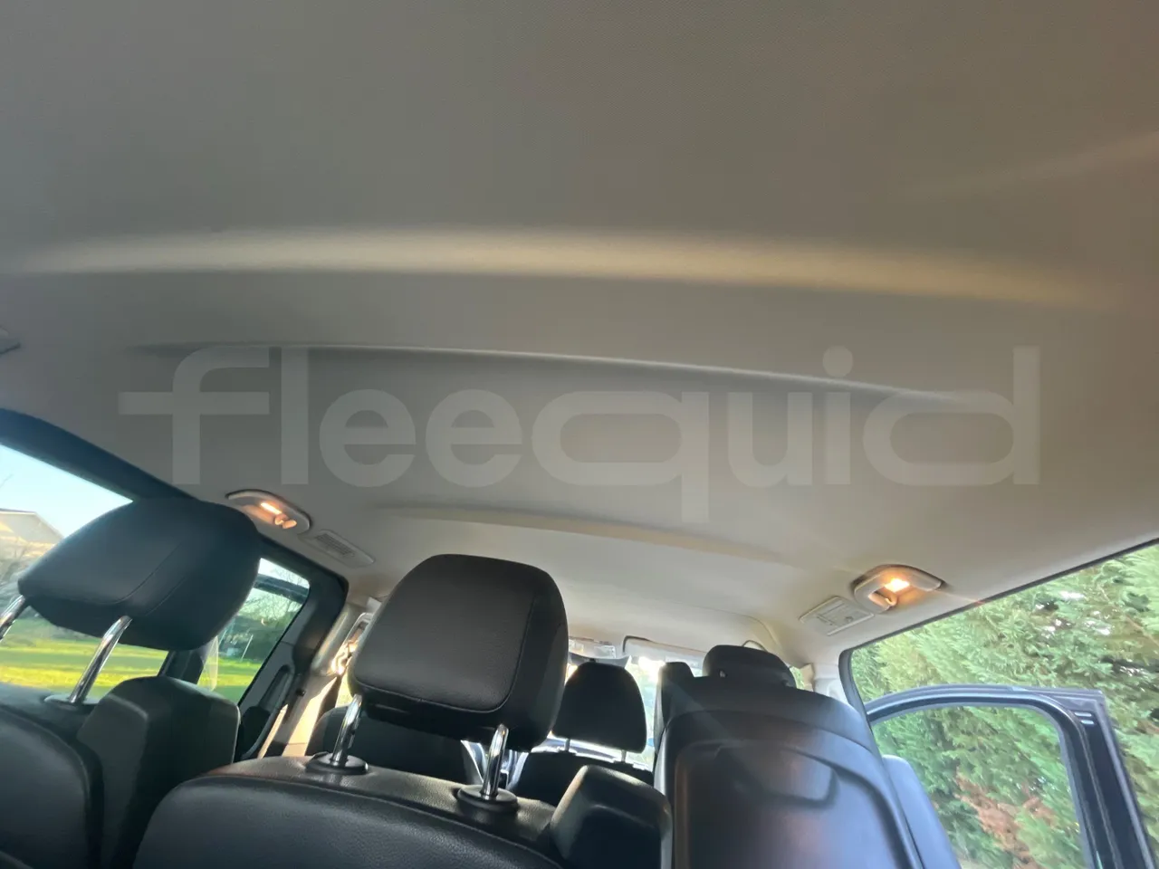 Mercedes-Benz Vito - overhead compartments photo