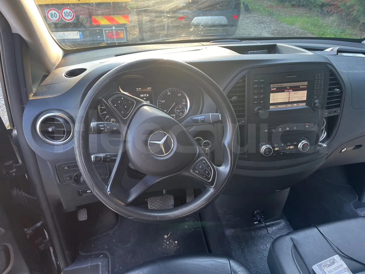 Mercedes-Benz Vito - steering wheel photo
