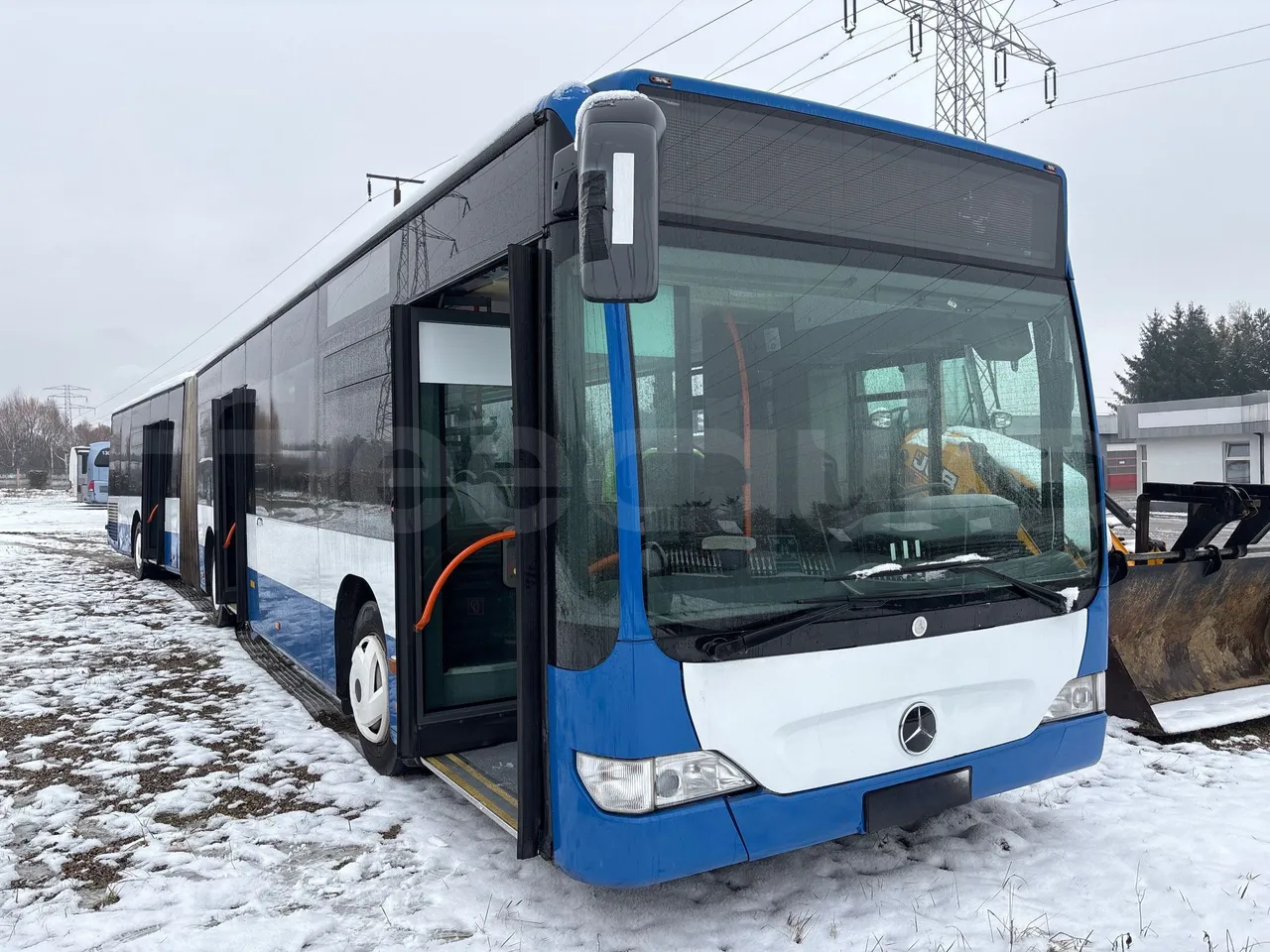 Mercedes-Benz O 530 G-EURO4 - 220kW-17.940M - 3/4 right front doors open