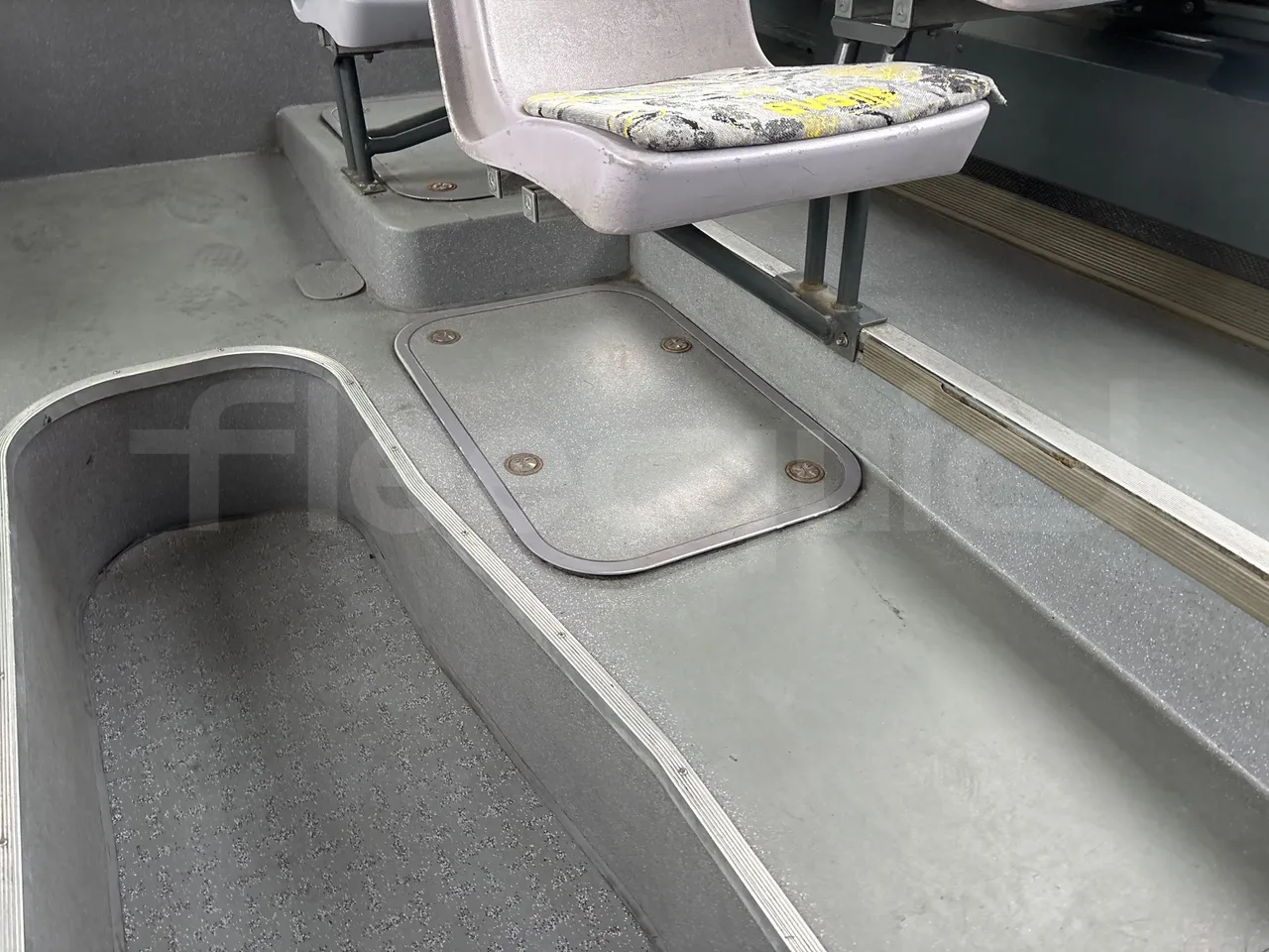 Mercedes-Benz O 530 G-EURO4 - 220kW-17.940M - floor hatches photo