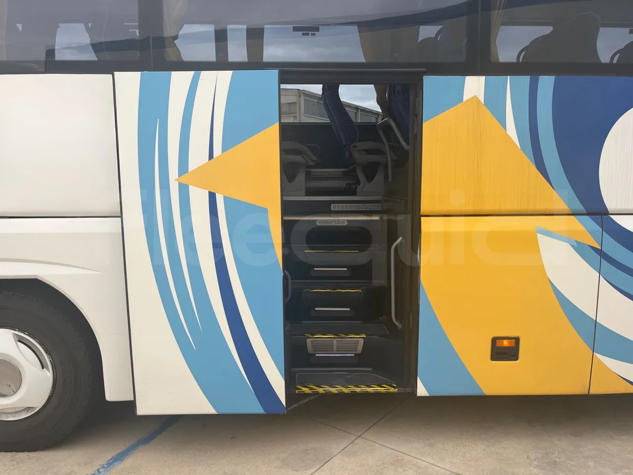 Neoplan Tourliner N2216 SHD - Euro4 - 324kW - 12mt - front door 2 open