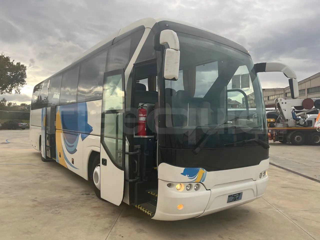 Neoplan Tourliner N2216 SHD - Euro4 - 324kW - 12mt - 3/4 right front doors open