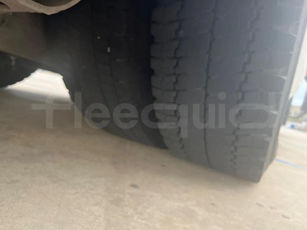 Neoplan Tourliner N2216 SHD - Euro4 - 324kW - 12mt - tread condition front tires left