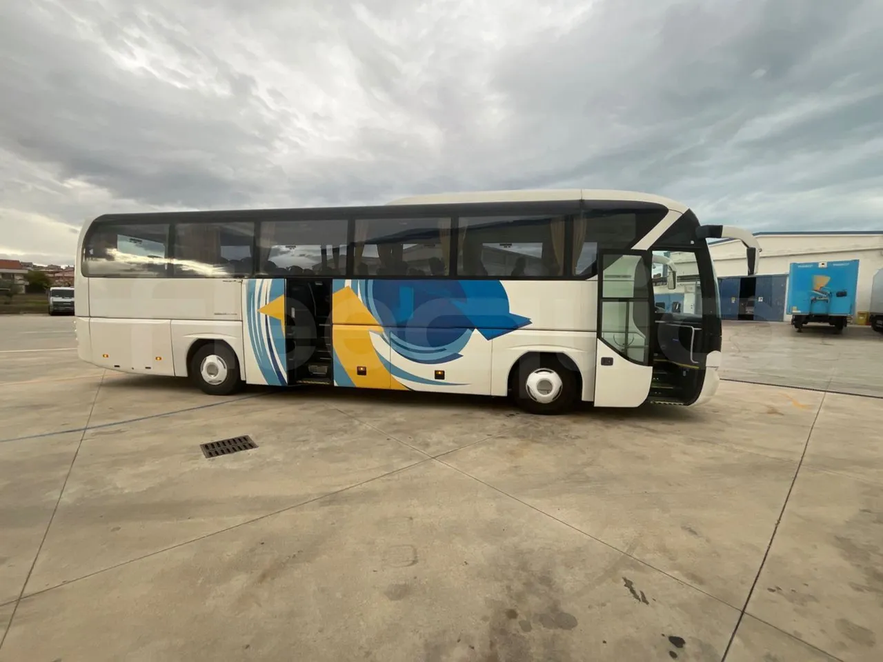 Neoplan Tourliner N2216 SHD - Euro4 - 324kW - 12mt - right side doors open