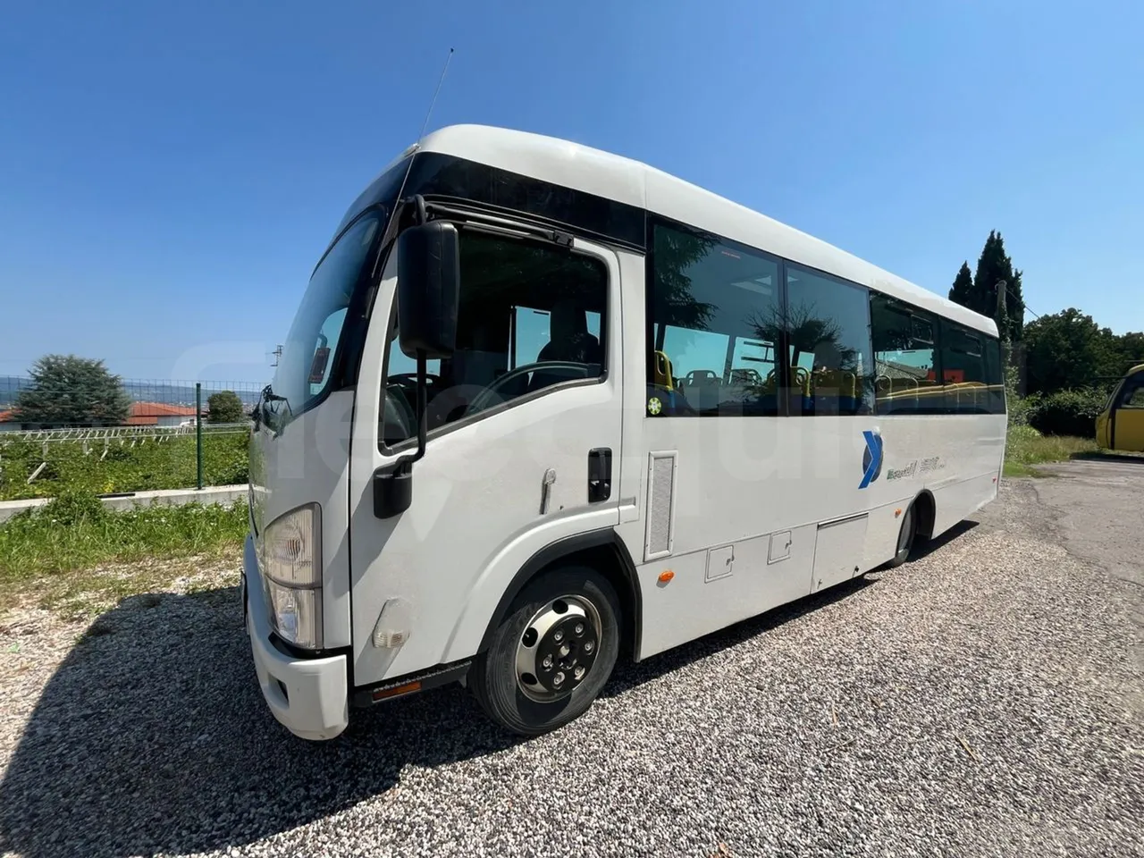 Isuzu P65 P65/ Euro 6 - 110 Kw - 7,900 Mt - 3/4 front left (mandatory for bus to scrap)