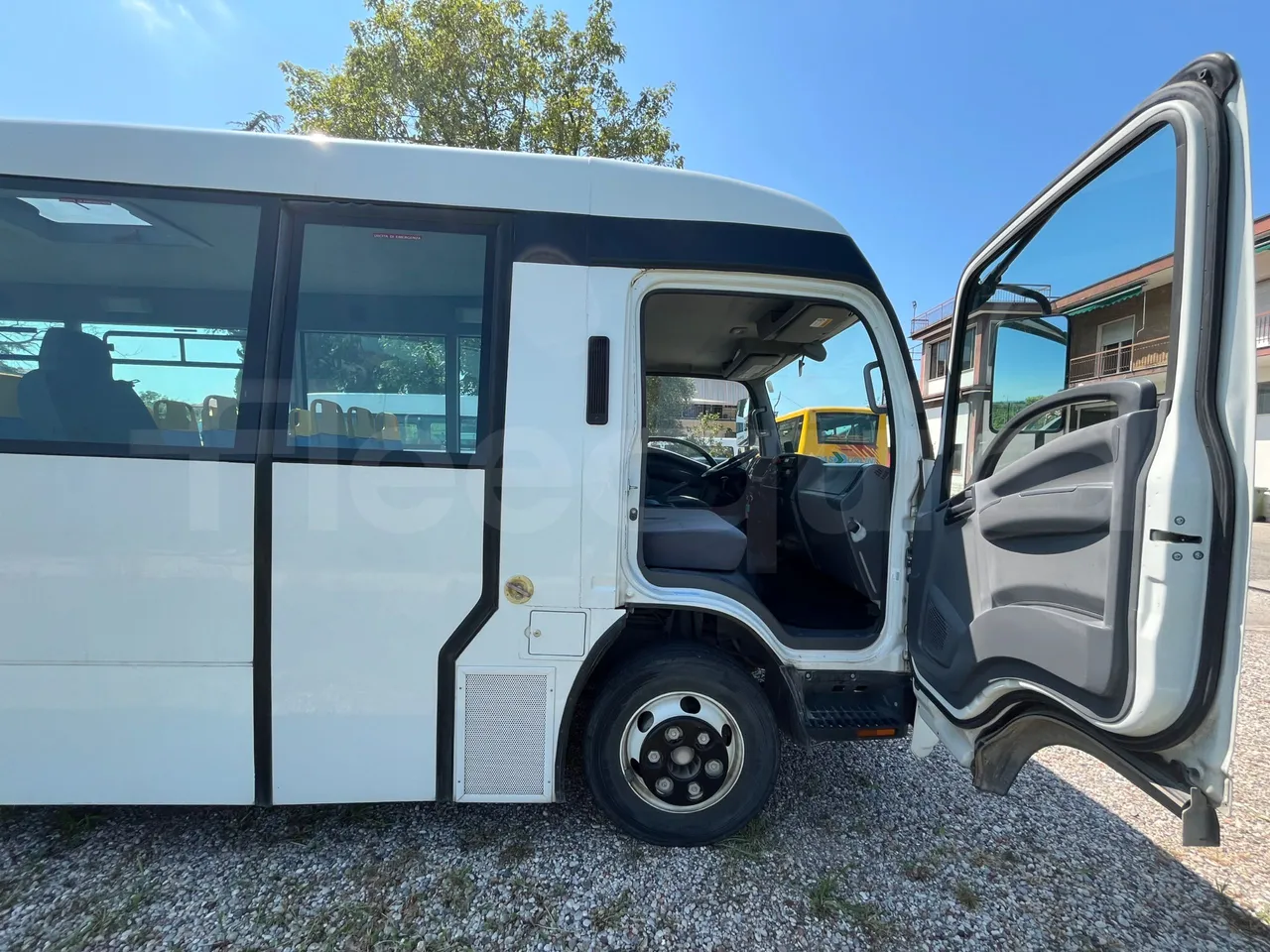Isuzu P65 P65/ Euro 6 - 110 Kw - 7,900 Mt - 3/4 right front doors open