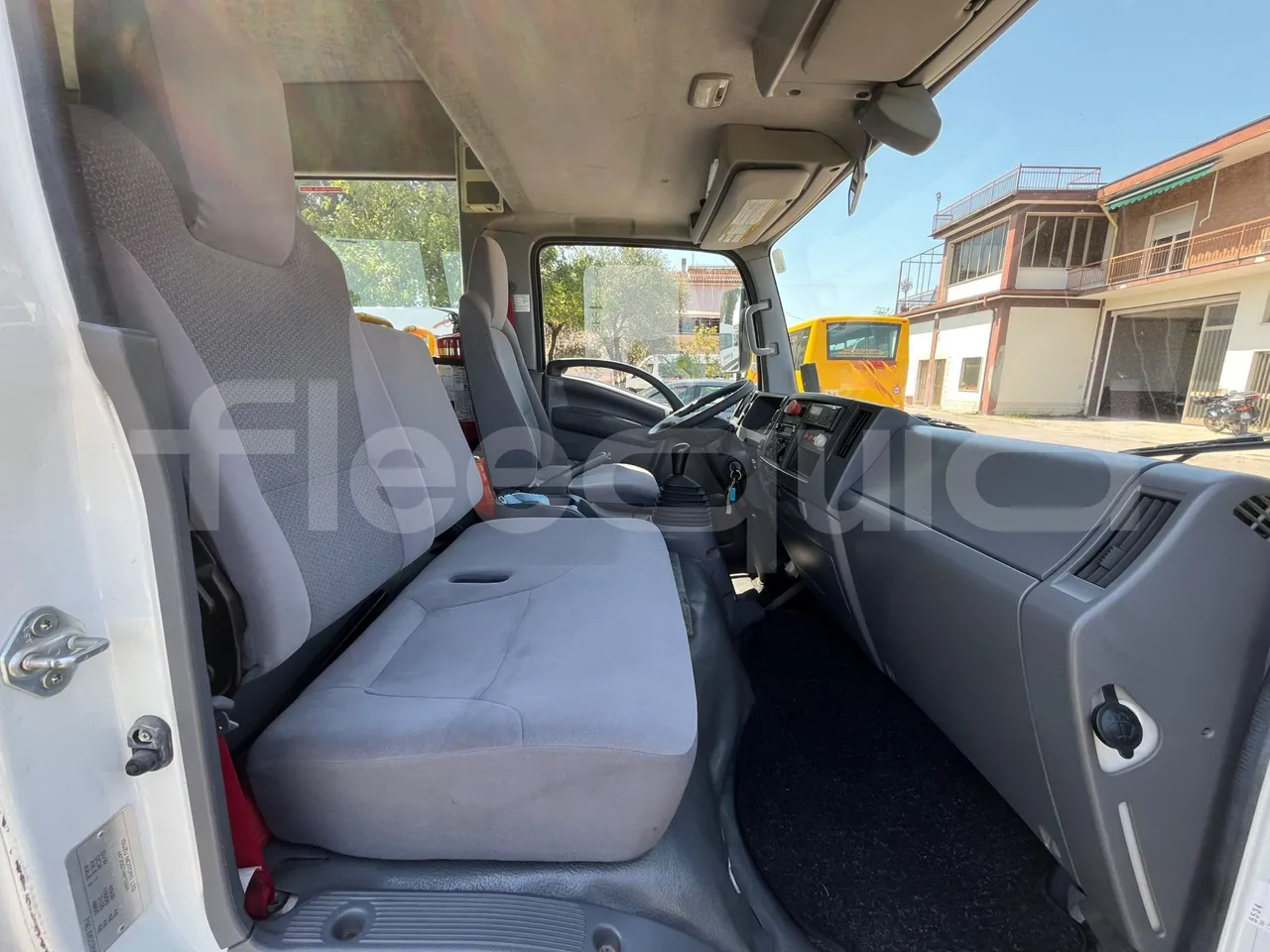 Isuzu P65 P65/ Euro 6 - 110 Kw - 7,900 Mt - driver microphone accessories photo