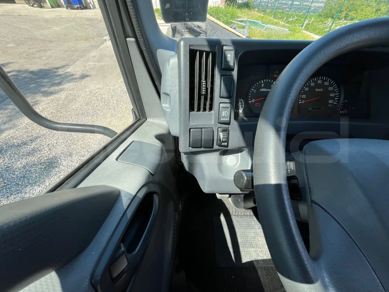 Isuzu P65 P65/ Euro 6 - 110 Kw - 7,900 Mt - radio accessories photo