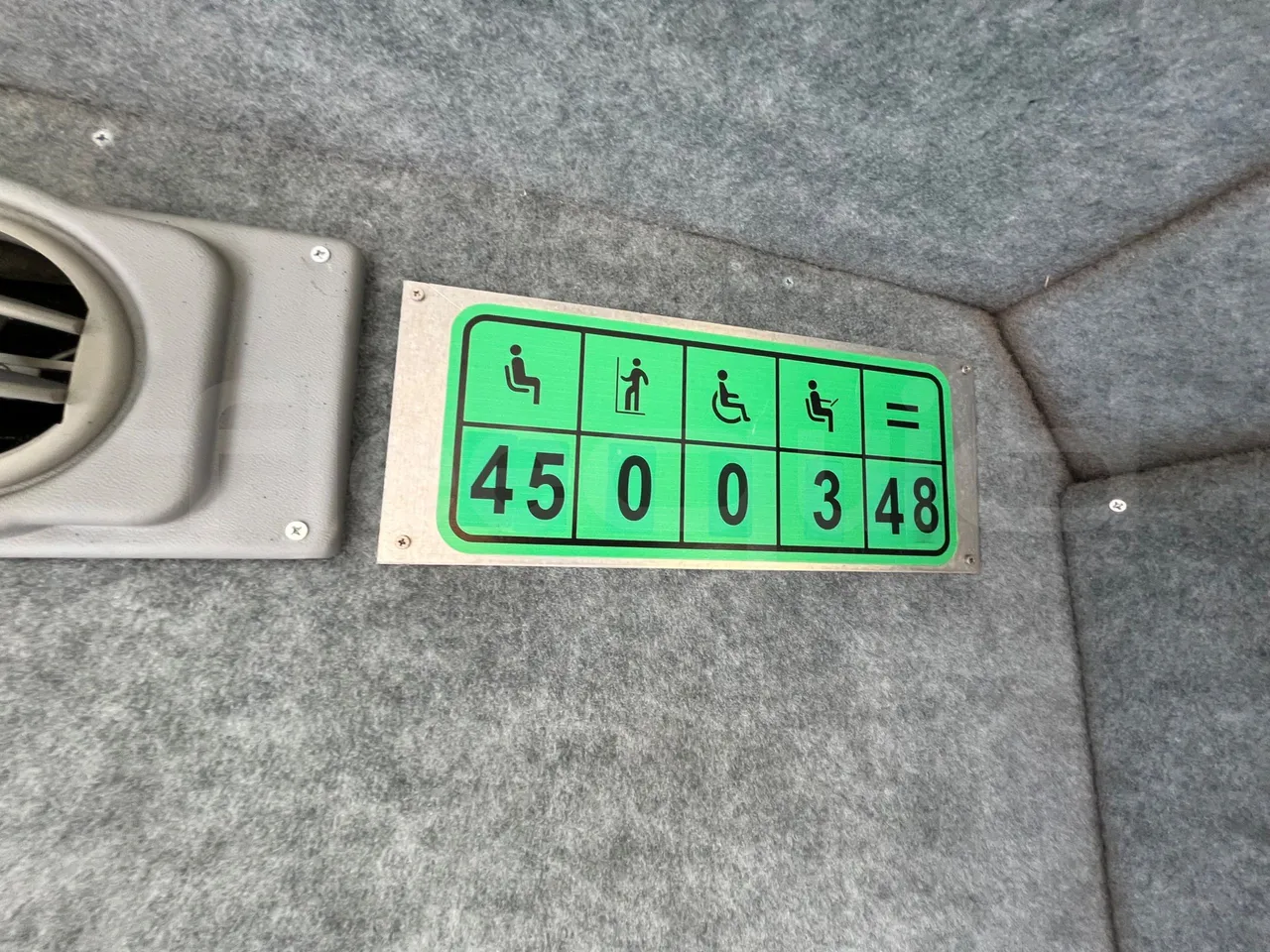 Isuzu P65 P65/ Euro 6 - 110 Kw - 7,900 Mt - usb charging detail