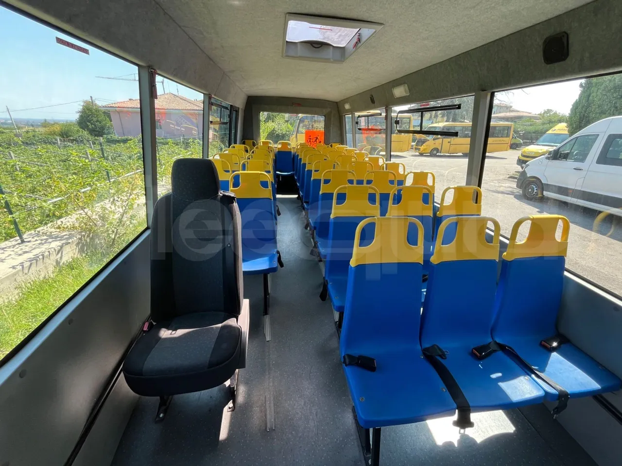 Isuzu P65 P65/ Euro 6 - 110 Kw - 7,900 Mt - reverse view middle aisle
