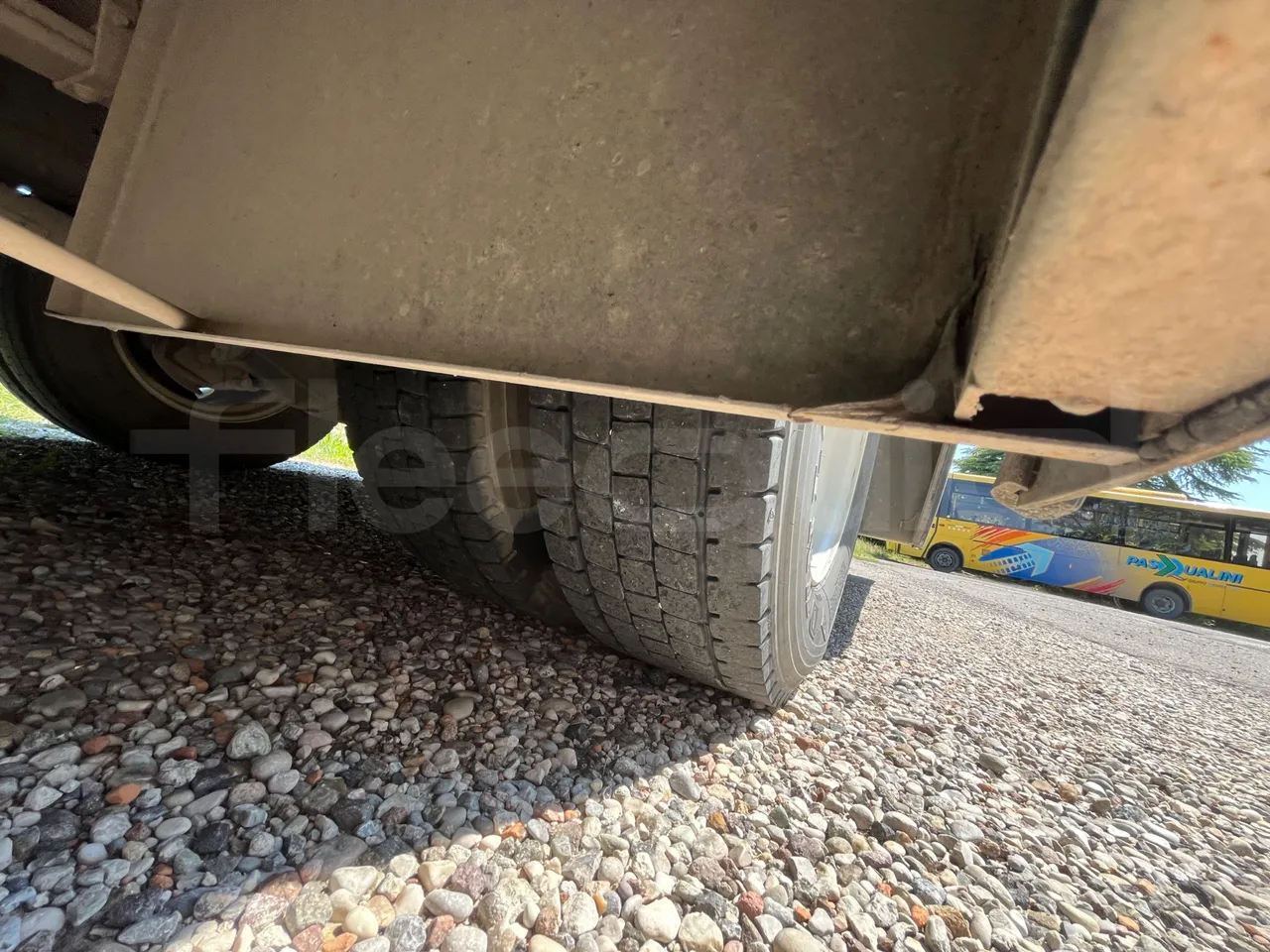 Isuzu P65 P65/ Euro 6 - 110 Kw - 7,900 Mt - tread condition front tires left