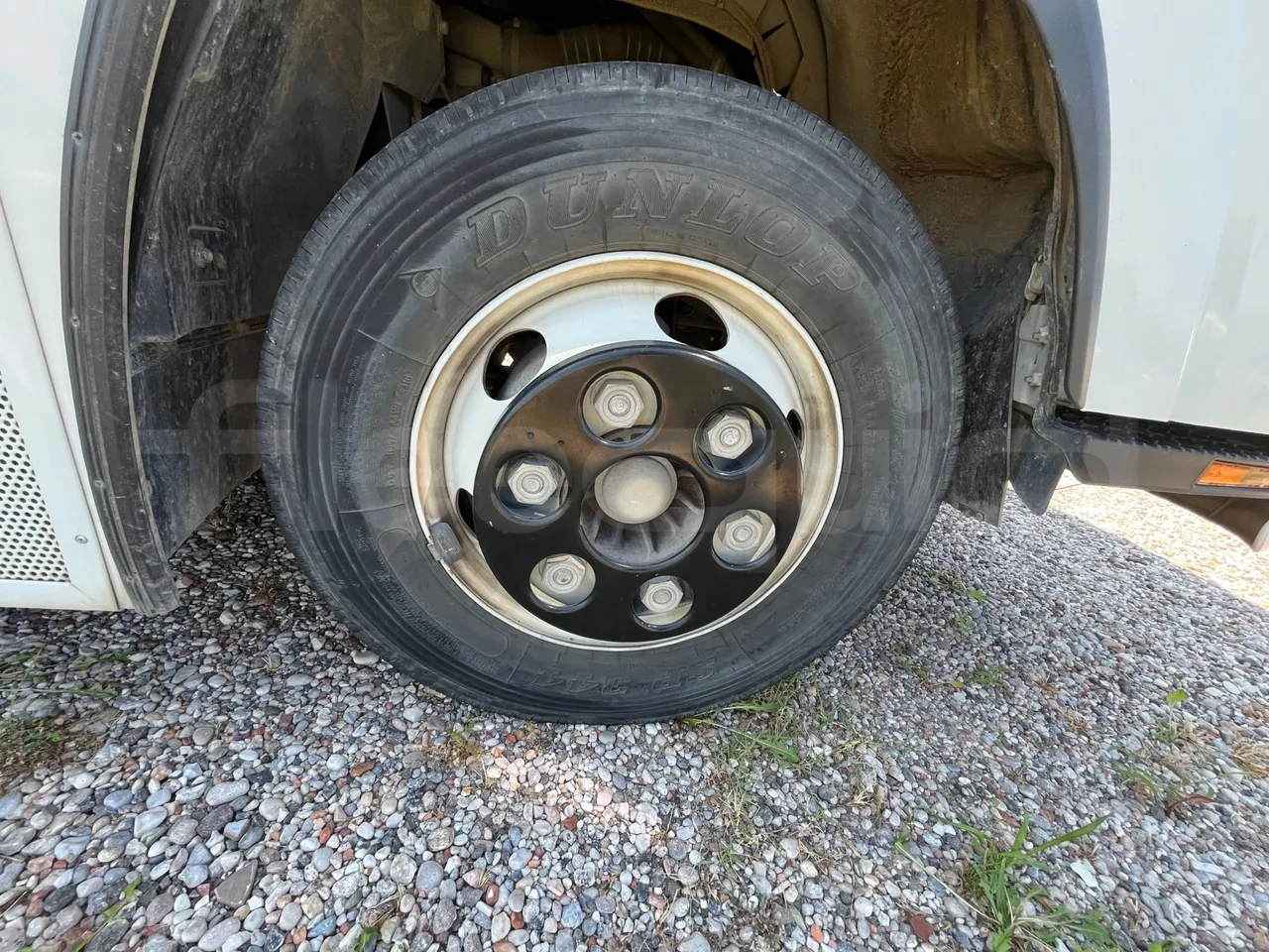 Isuzu P65 P65/ Euro 6 - 110 Kw - 7,900 Mt - tread condition third axle tires left